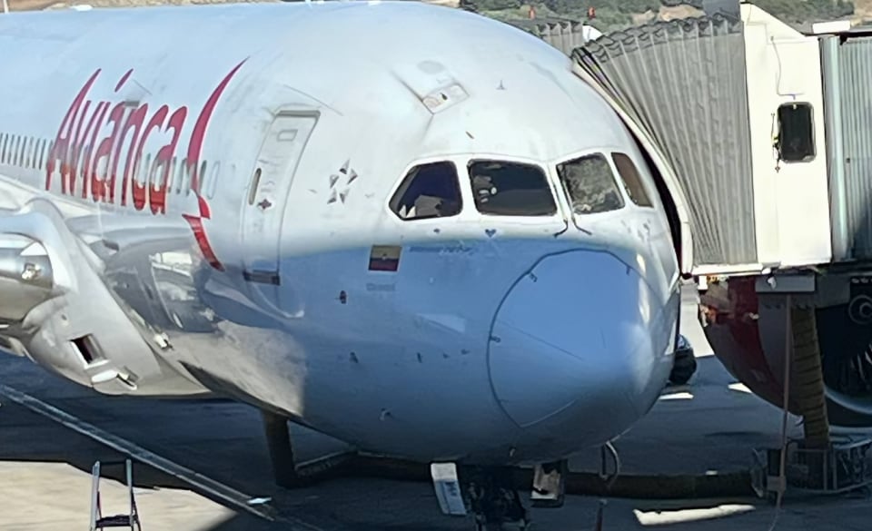 El avión presentó fallas en una de las ventanas de la cabina de los pilotos, por lo que tuvieron que regresar a la capital de Antioquia - crédito @controladores/X