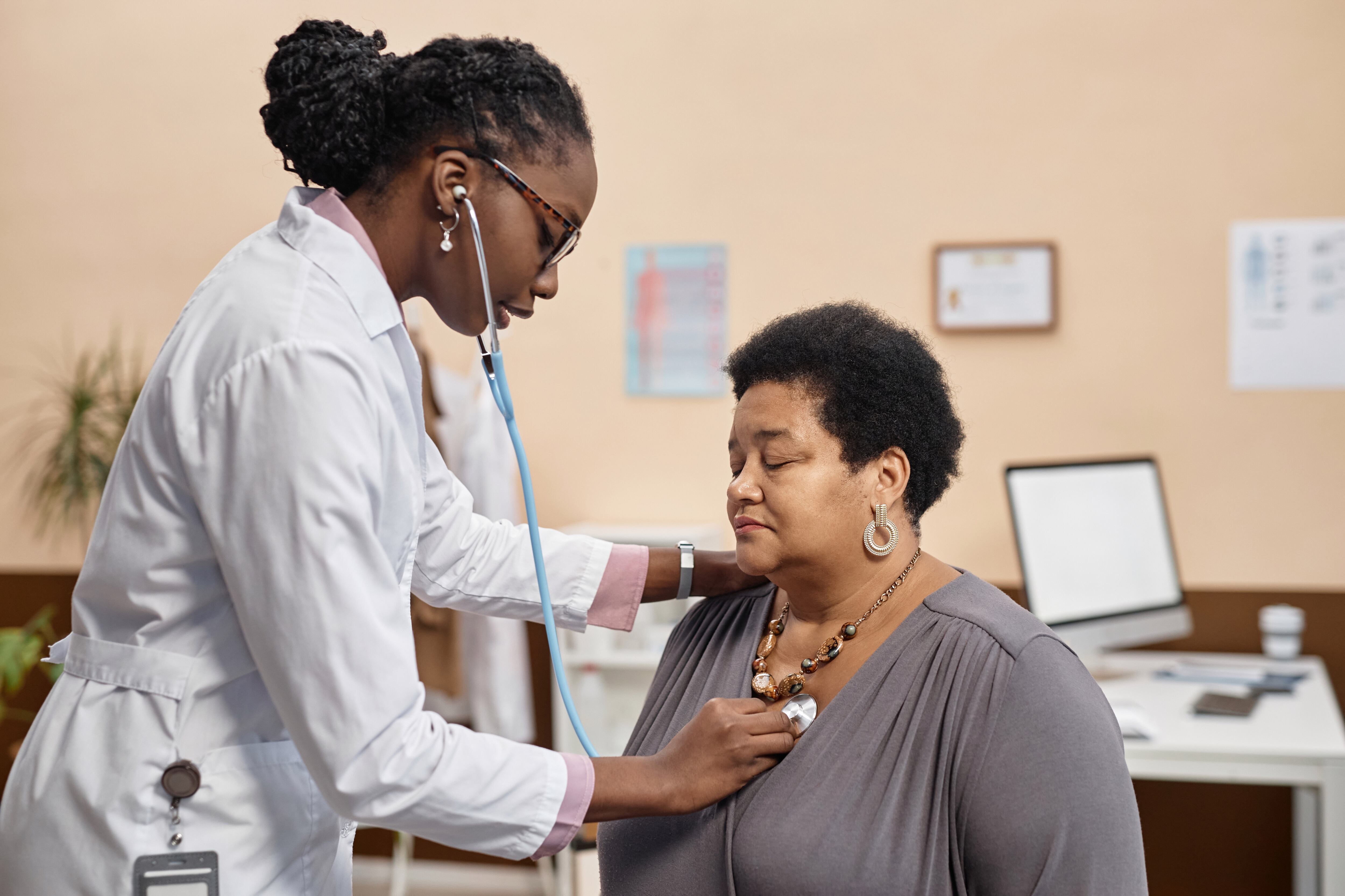 Una paciente siendo atendida por su médico de familia (Shutterstock España)