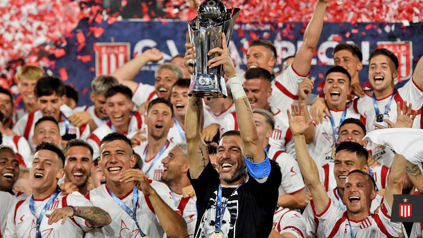 Mariano Andújar levanta la Copa Argentina que ganó Estudiantes de La Plata (@EdelpOficial)