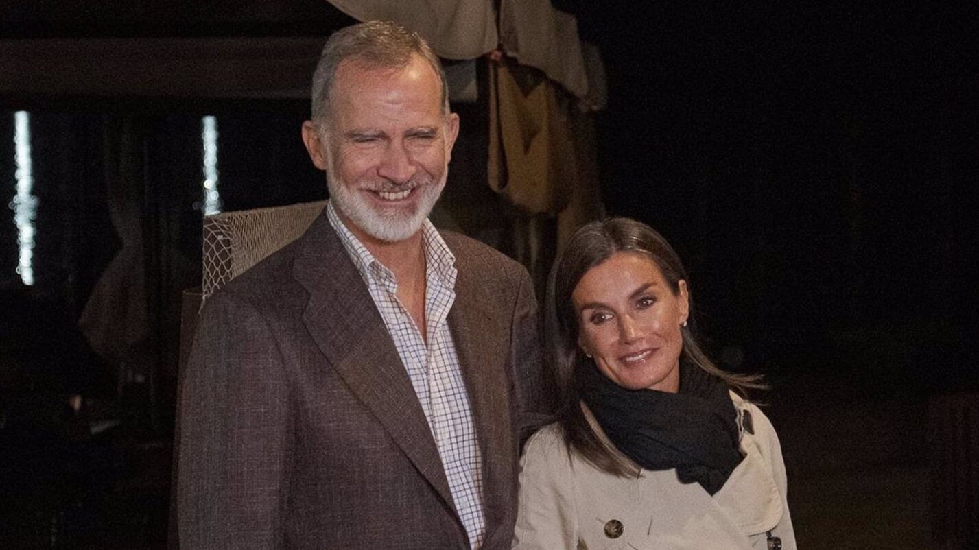 Felipe VI y Letizia, a su salida del restaurante O'Peirao en Combarro, Pontevedra. (Elena Fernández/Europa Press)