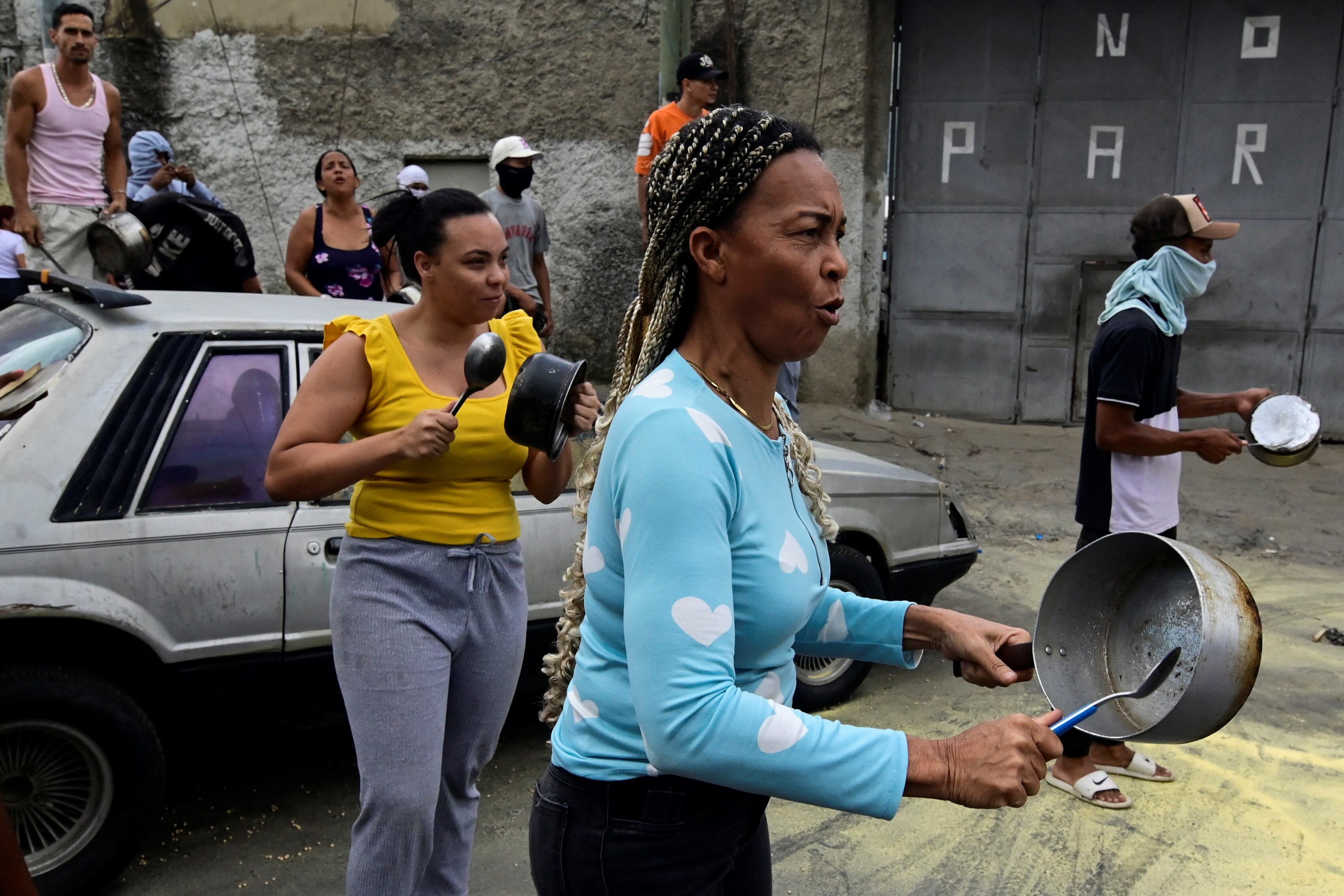 Ciudadanos protestan contra el fraude electoral en el barrio de Los Magallanes de Catia, en Caracas, Venezuela (REUTERS/Maxwell Briceno)