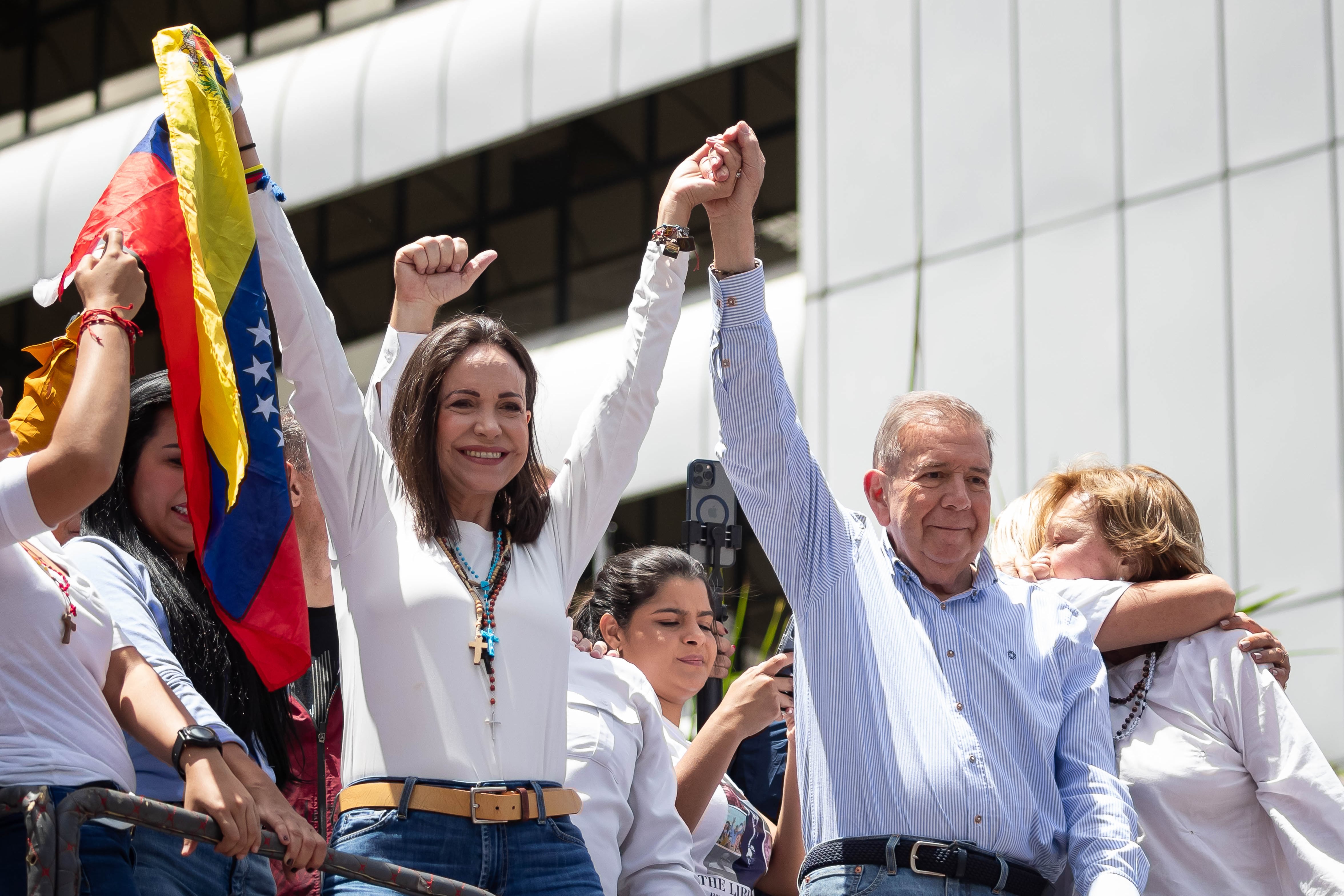 Fotografía de archivo de los líderes opositores venezolanos María Corina Machado (i) y Edmundo González Urrutia en una manifestación en Caracas. EFE/ Ronald Peña R.
