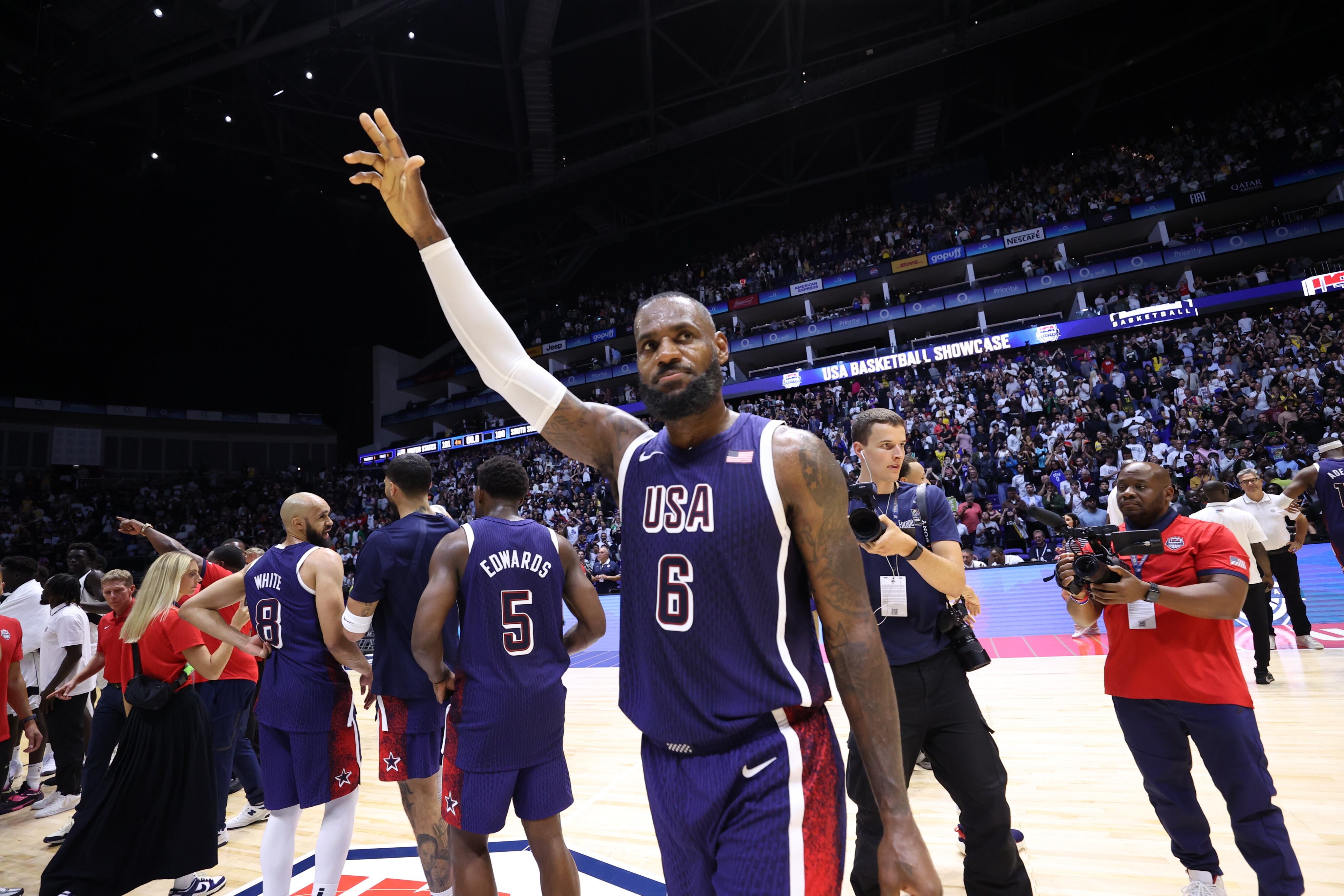 LeBron James festeja tras la victoria agónica de Estados Unidos ante Sudán del Sur en un amistoso previo a los Juegos Olímpicos de París (@usabasketball)