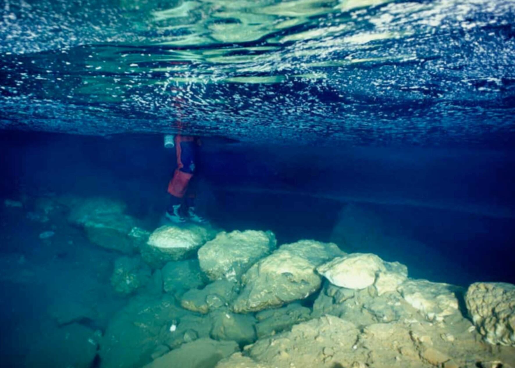 Vista del puente de piedra sumergido en la Cueva Genovesa. (Robert Landreth/University of South Florida)