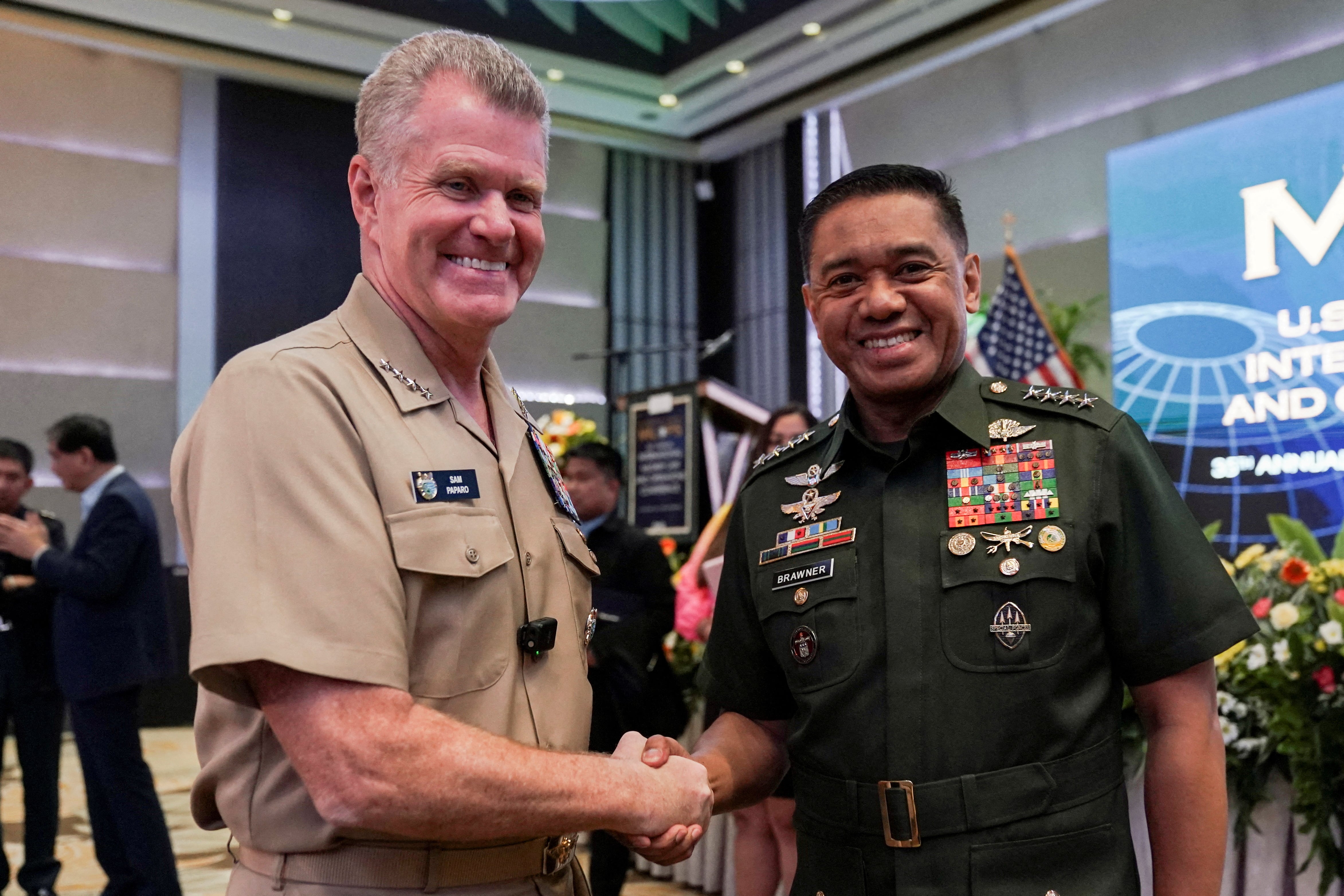 FOTO DE ARCHIVO: El almirante del Comando Indo-Pacífico de EE. UU., Samuel Paparo, estrecha la mano del jefe del Estado Mayor del Ejército de Filipinas, Romeo Brawner Jr. (REUTERS/Lisa Marie David)