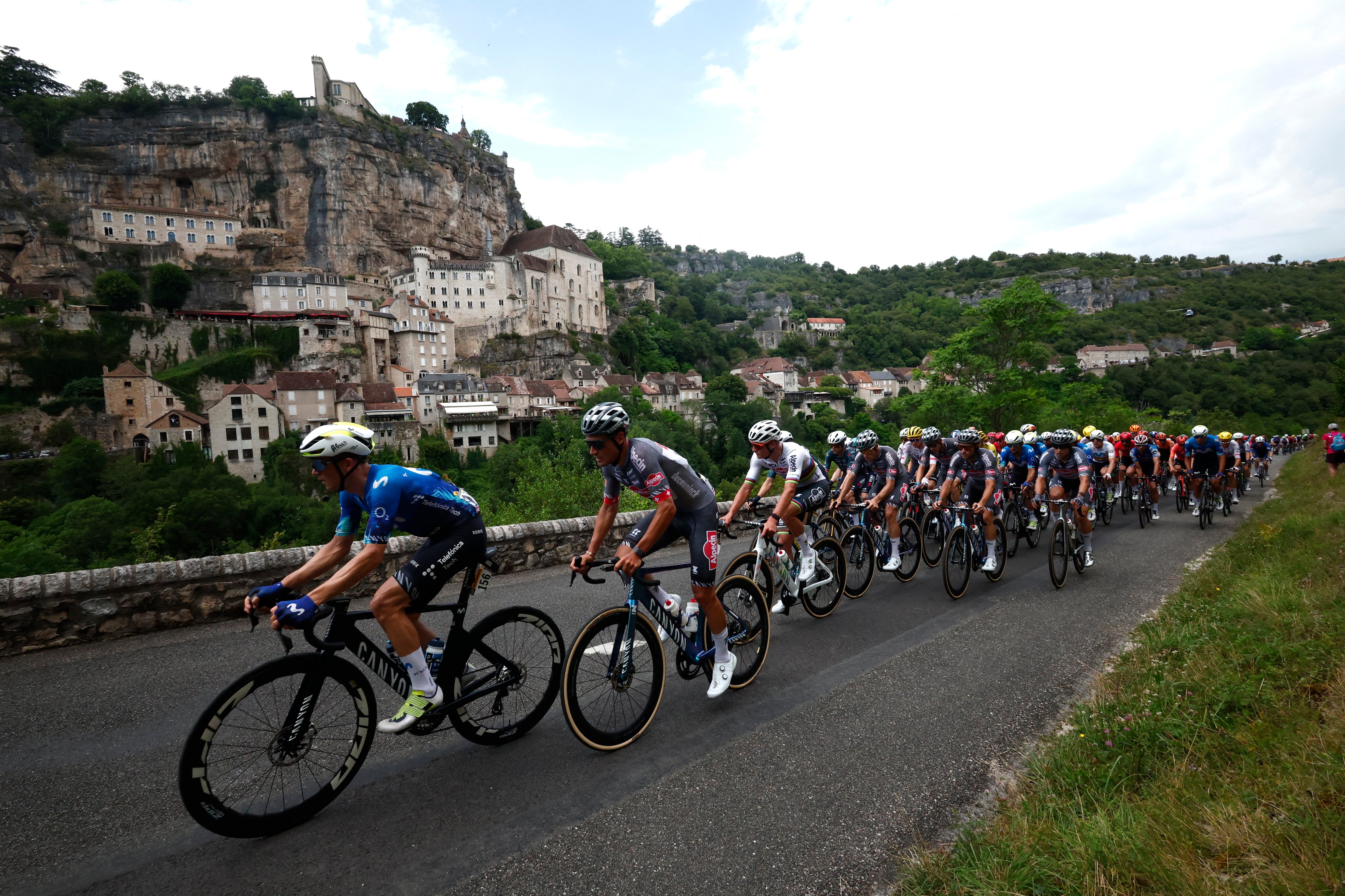 Pelotón general del Tour de Francia 2024 recorriendo la etapa 12 crédito  - Stephane Mahe / REUTERS