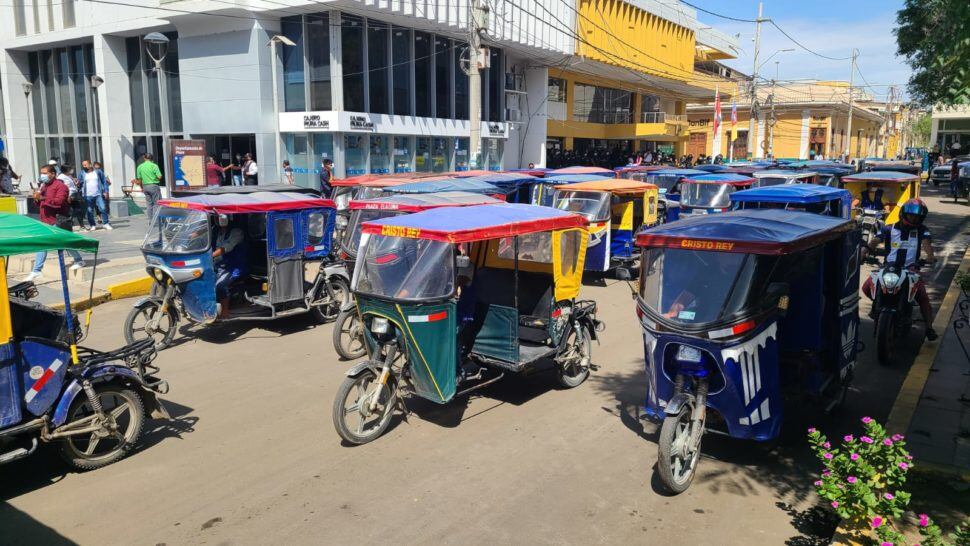 Un grupo de mototaxistas del interior del país acata un paro, pero por el alza de combustible a inicios de este año.