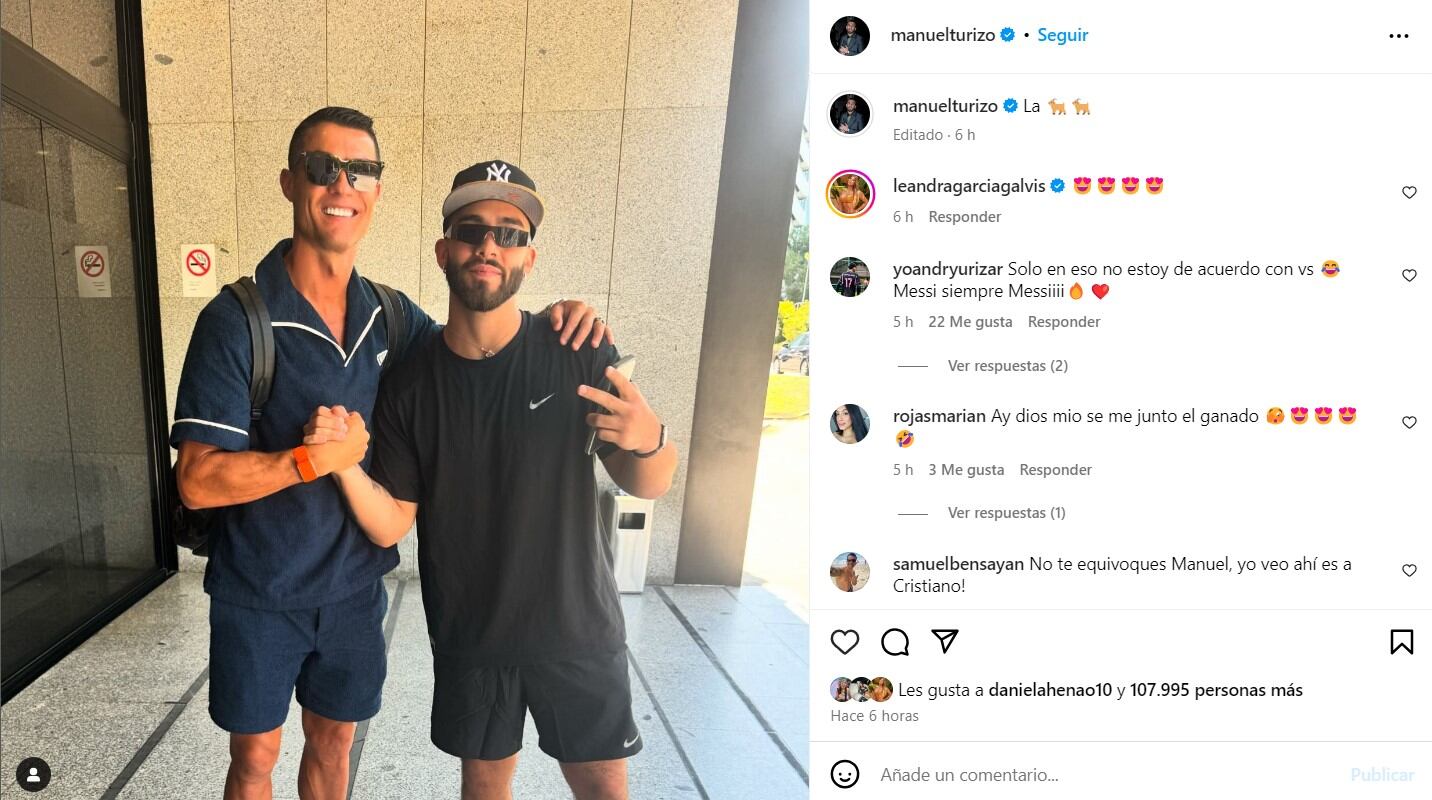 El cantante conoció a su ídolo futbolístico y compartió el momento en sus redes sociales - crédito @manuelturizo/Instagram