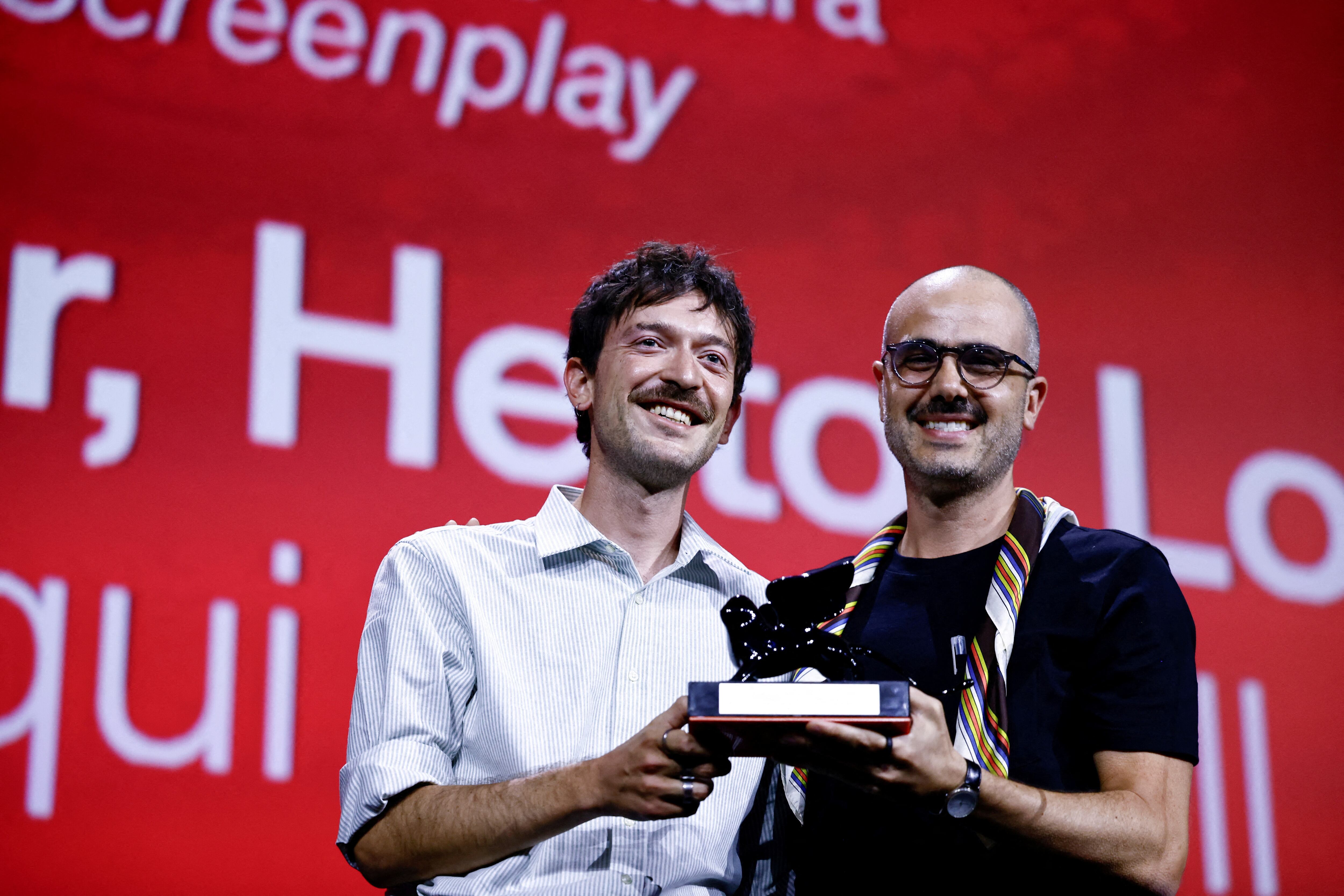 Los escritores brasileños Murilo Hauser y Heitor Lorega, ganadores por mejor guión con la película "Ainda Estou Aqui", de Walter Salles