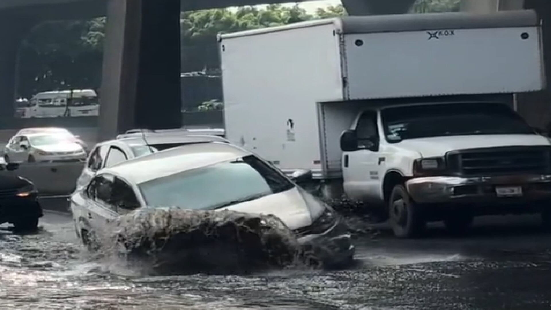 Megabache Izcalli afectaciones automovilista inundaciones lluvias