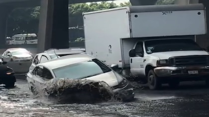 Por falta de mantenimiento y las lluvias megabache afecta a varios automovilistas en Edomex l VIDEO