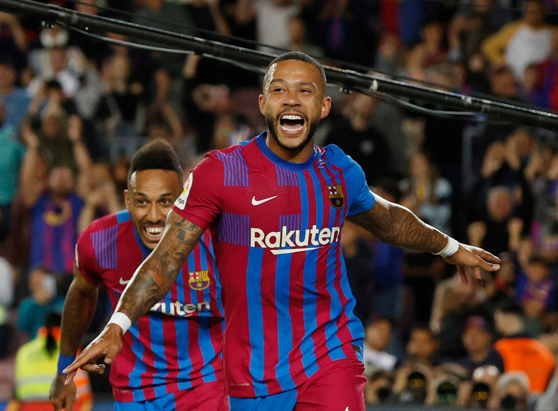 Memphis Depay celebrando un gol con Barcelona por LaLiga de España. - créditos: REUTERS/Albert Gea