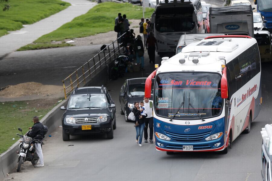 Tan solo de Bogotá han salido unos 140.877 vehículos, mientras que solo en Cundinamarca se han movilizado unos 268.312 vehículos. Foto: Colprensa