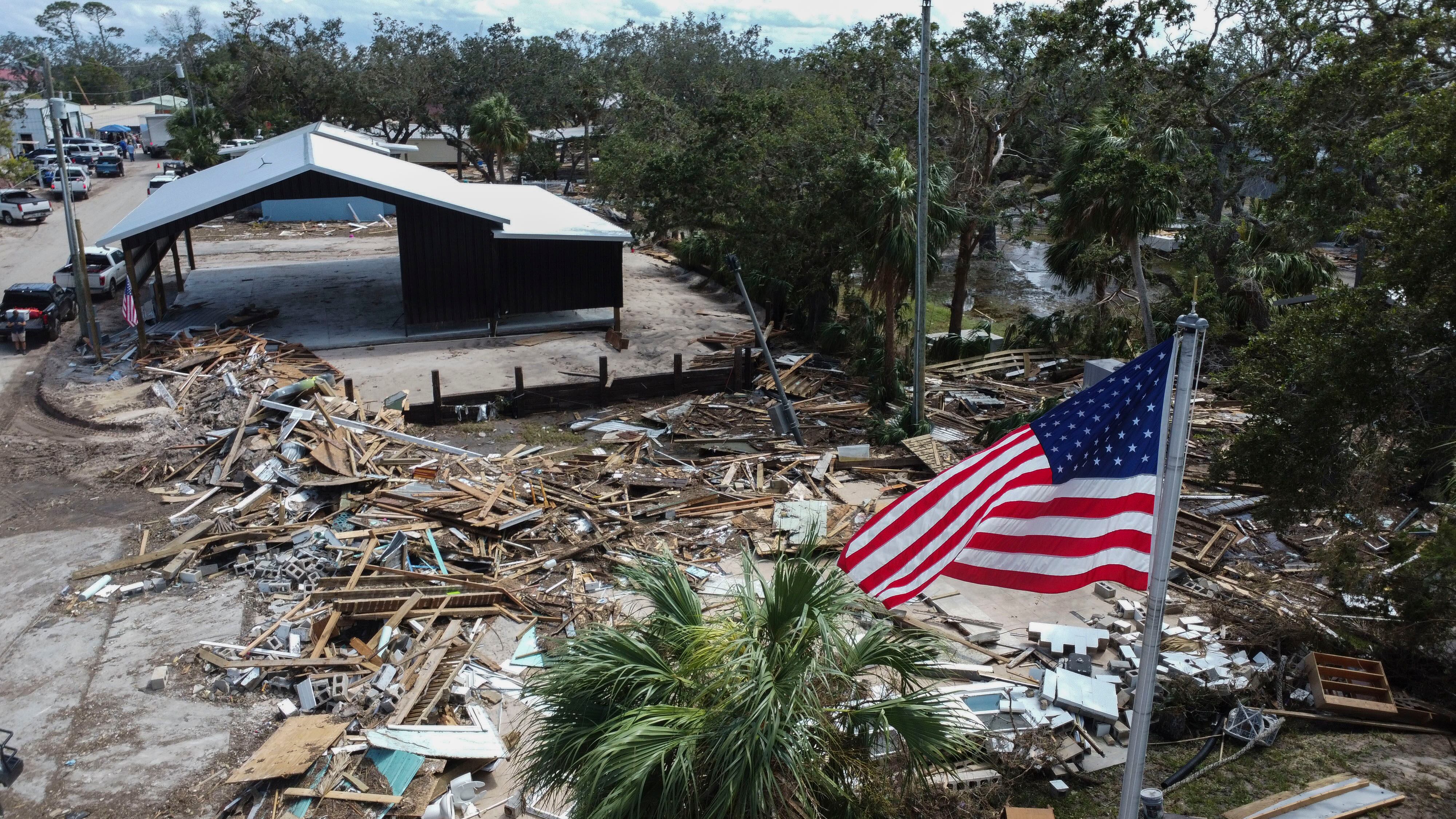 Equipos de rescate se movilizan desde 19 estados para atender la emergencia en las áreas afectadas. (AP Foto/Stephen Smith)