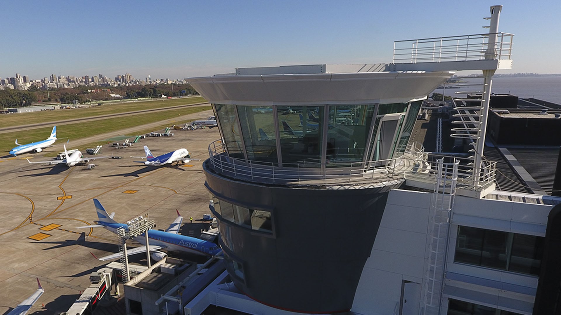 torre de control del aeroparque metropolitano