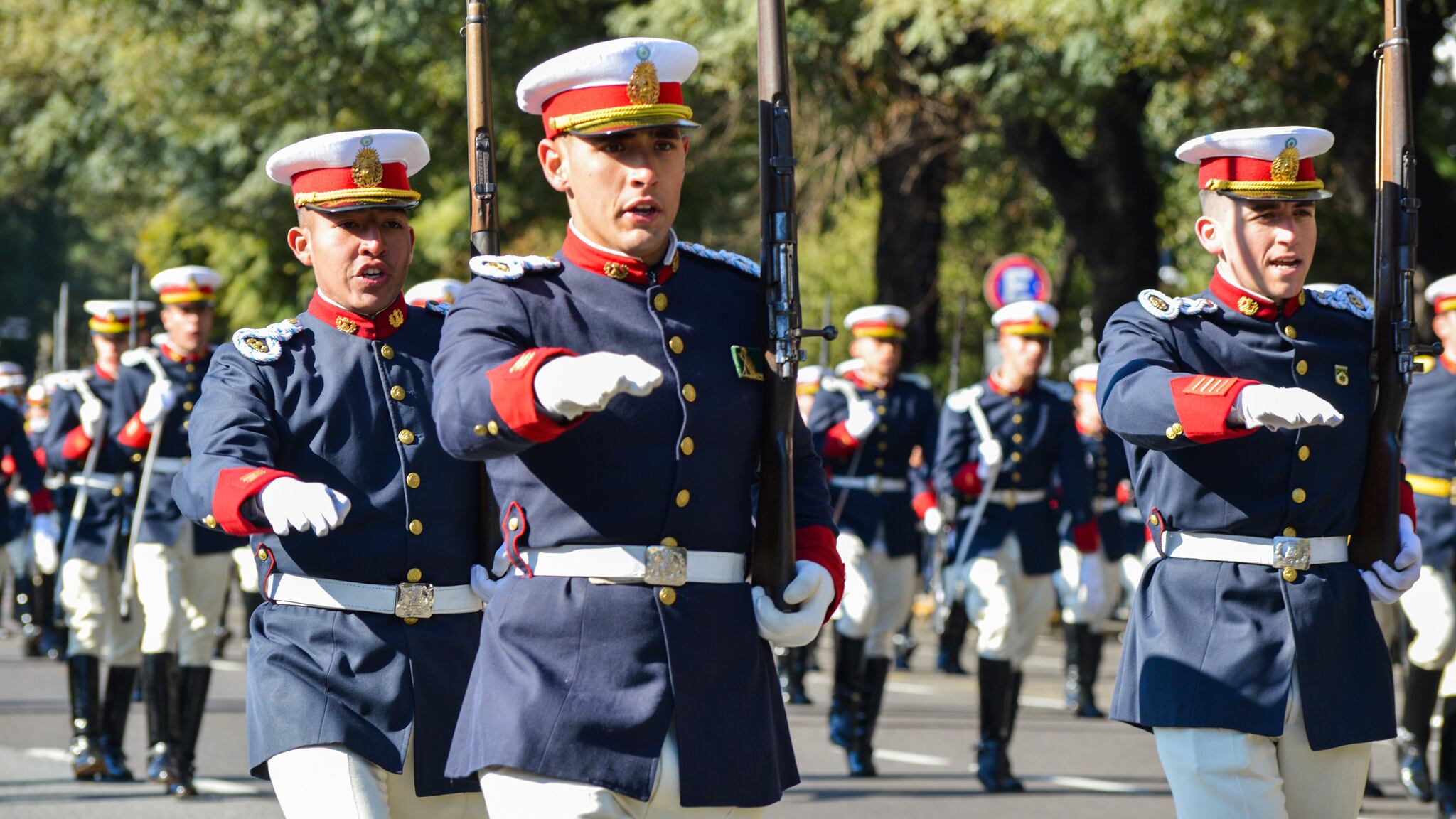 Desfile militar por el 9 de Julio