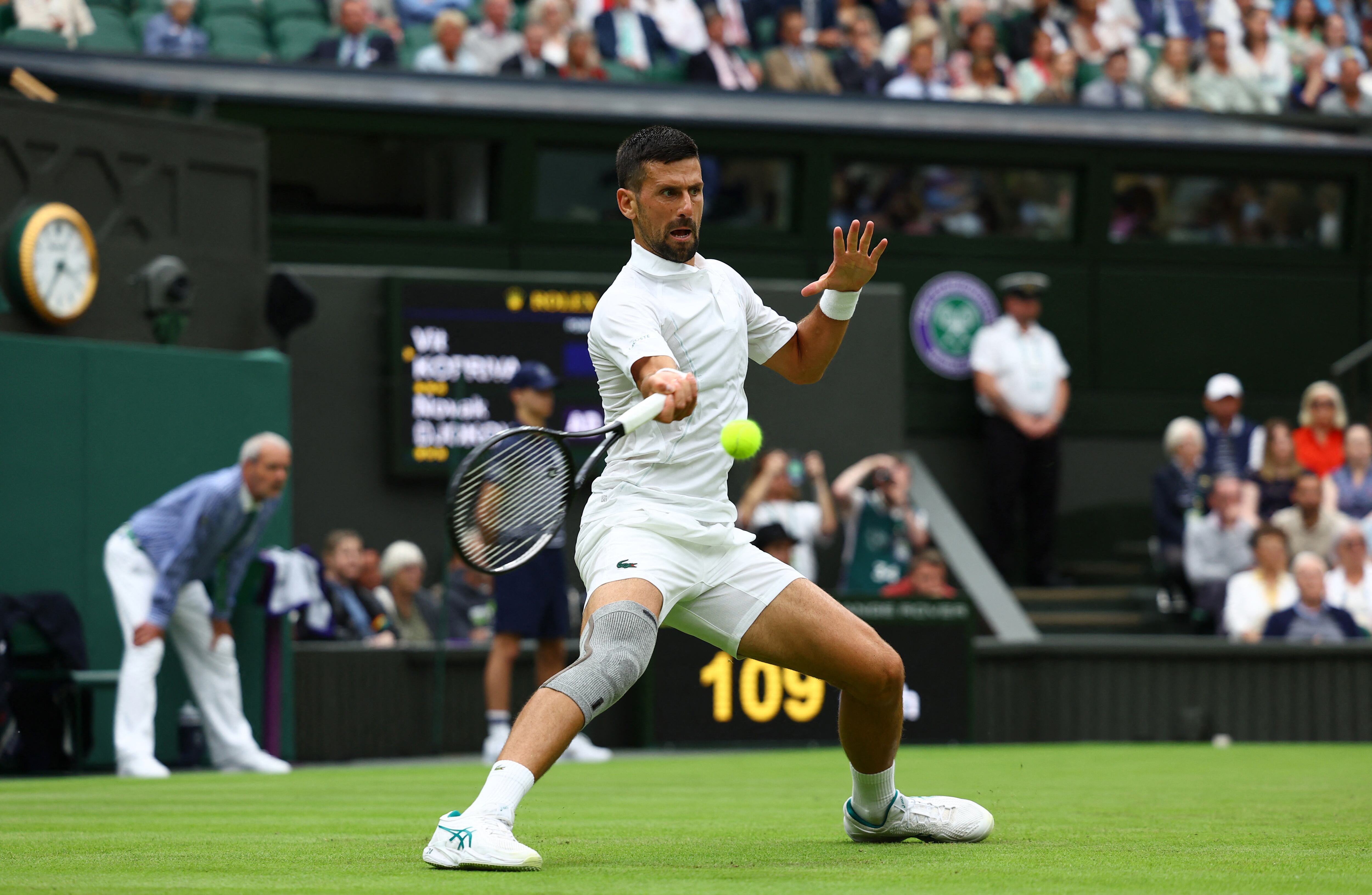 La rodillera gris de Djokovic llamó la atención ante las estrictas reglas de vestimenta de Wimbledon (Foto: Reuters/Matthew Childs)