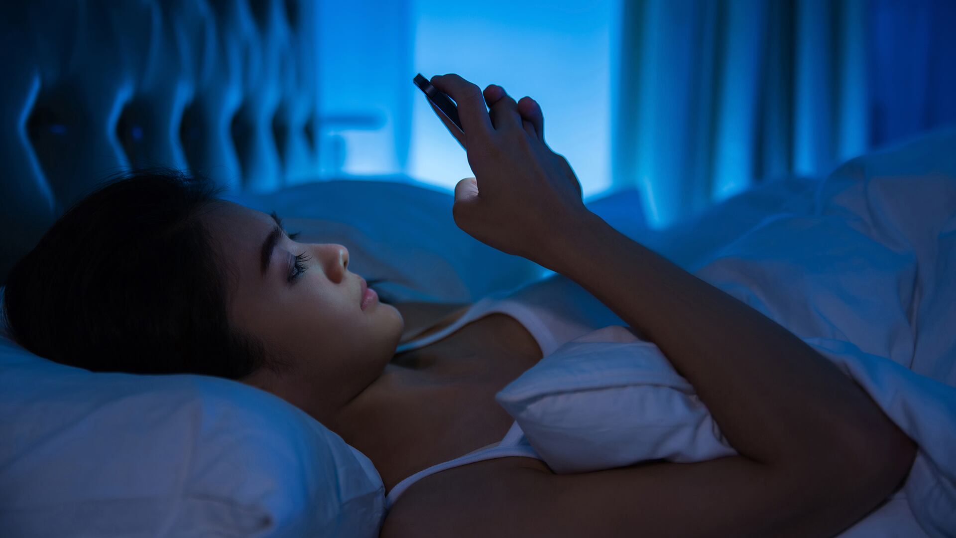Científicos proponen ajustar las recomendaciones sobre el tiempo de uso de pantallas antes de dormir. (Getty Images) 
