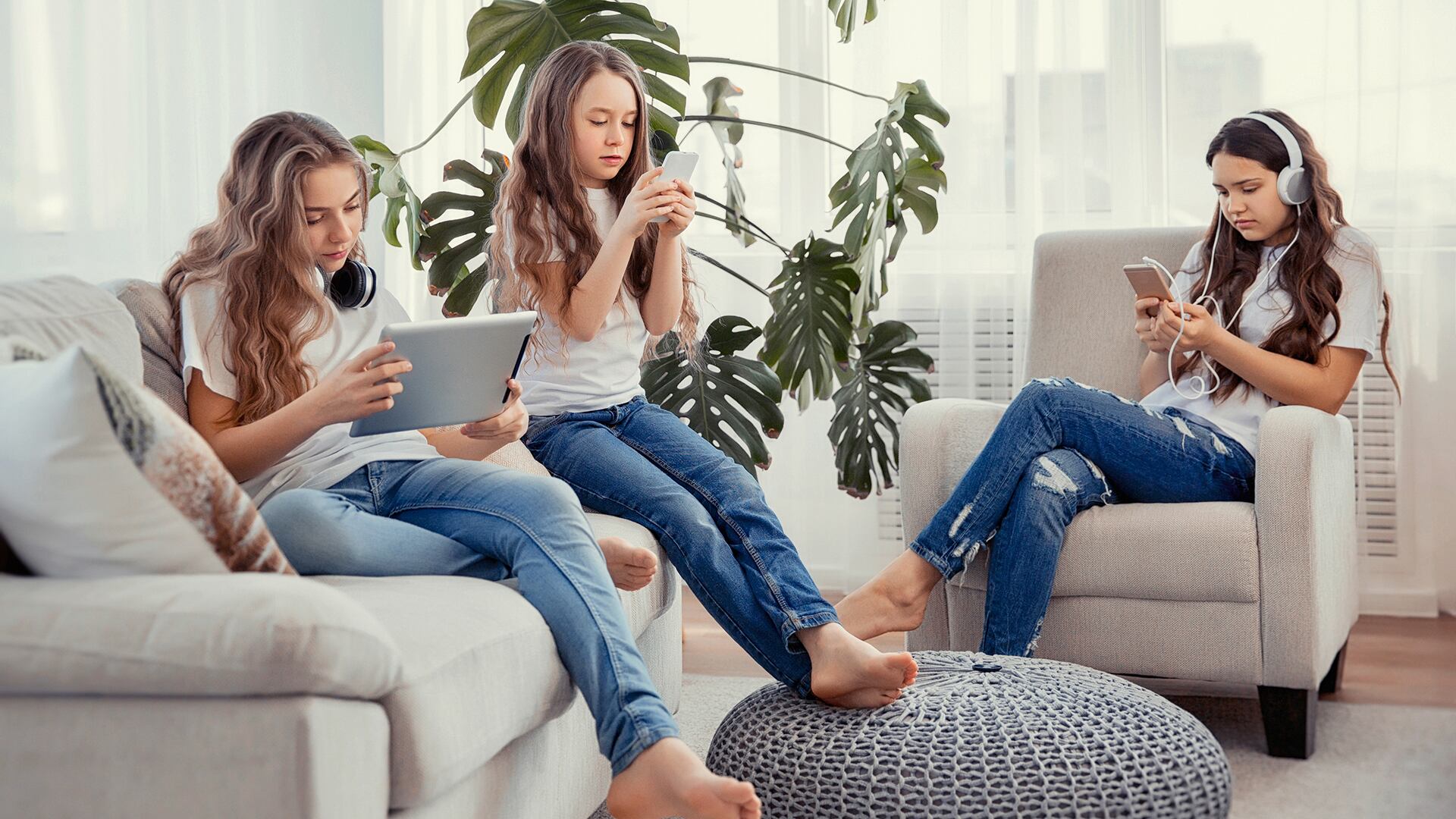 Cuando los jóvenes dejan de hacer actividades esperables para su edad, como compartir tiempo cara a cara con los pares, es momento de que los padres tomen medidas (Getty)