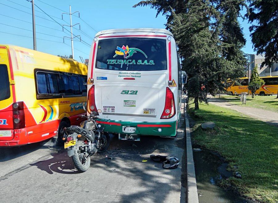 Choque entre motociclista y bus intermunicipal en Fontibón - crédito BogotaTransito/X