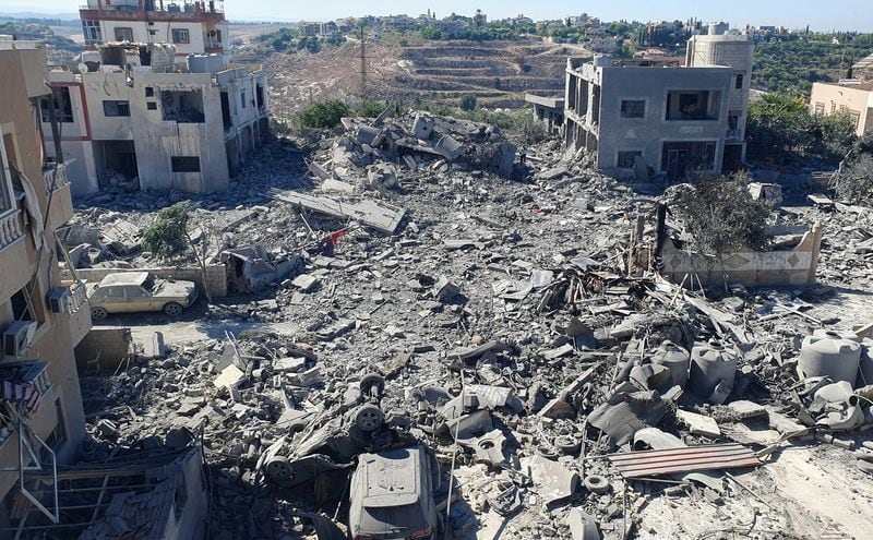 Escombros de los edificios destruidos en el lugar de los ataques israelíes en Saksakiyeh, sur del Líbano (REUTERS/Ali Hankir)