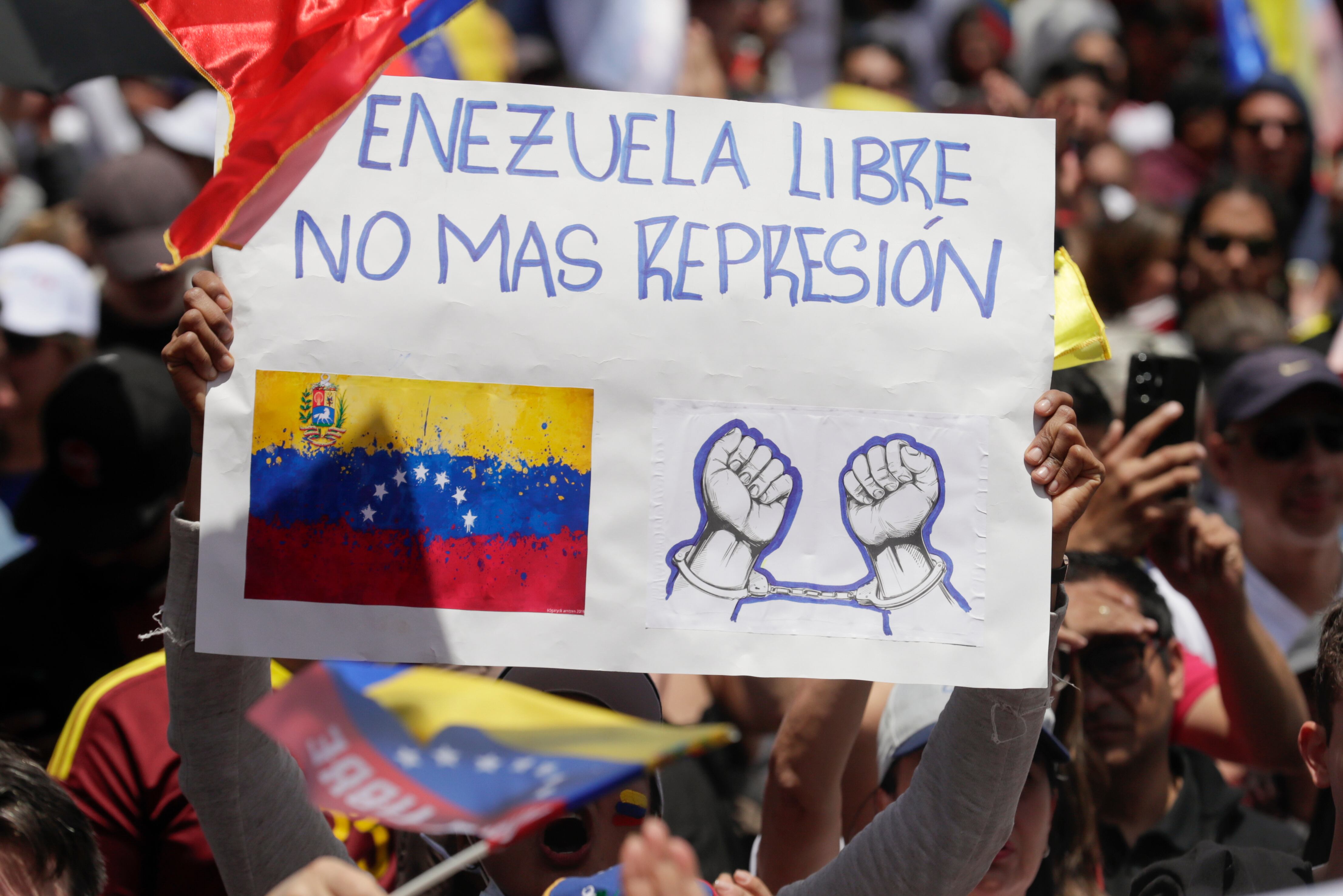 "Venezuela libre. No más represión", señala el cartel de un manifestante (EFE/ Carlos Ortega)
