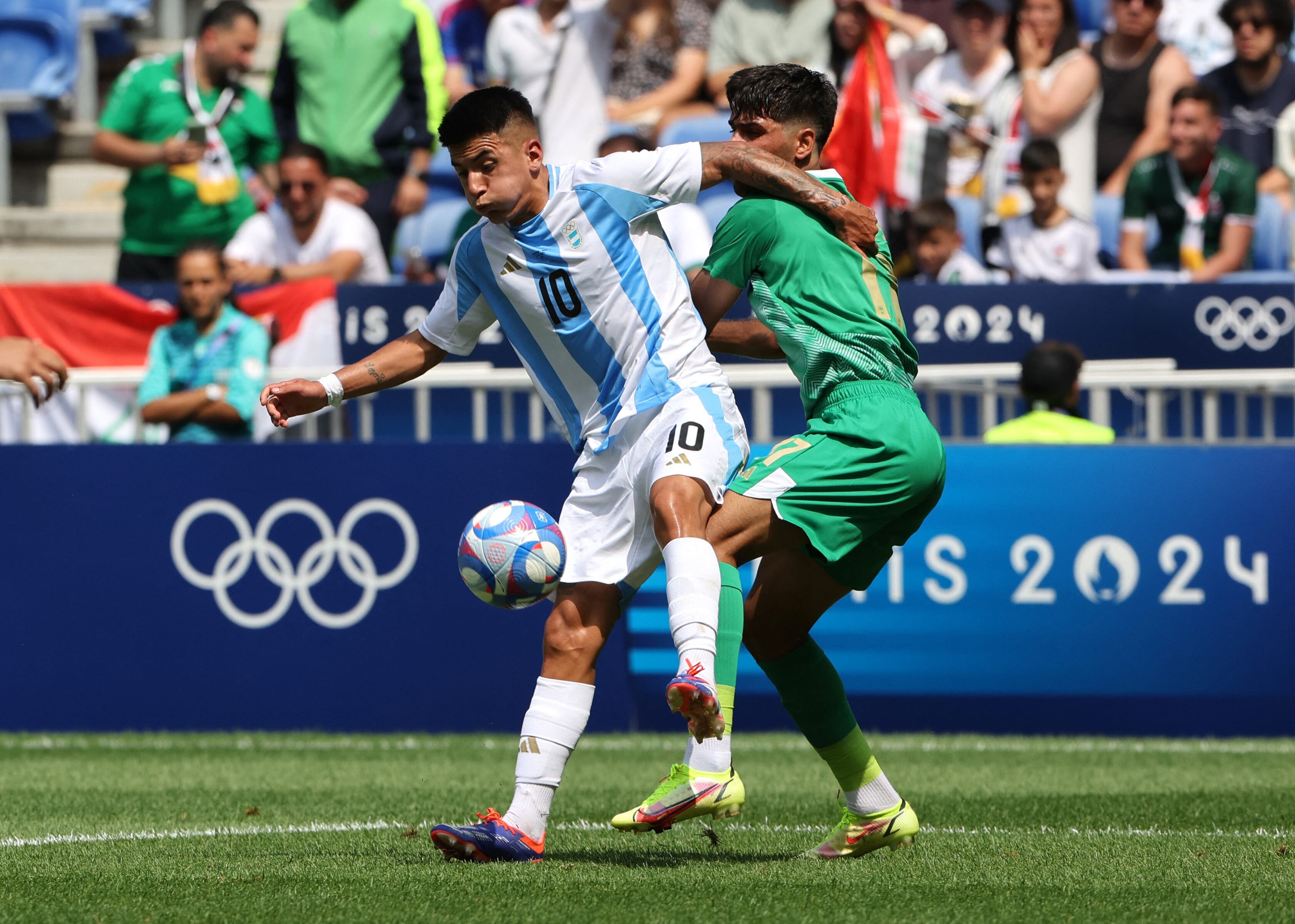 Thiago Almada, el 10 y capitán argentino (REUTERS/Nir Elias)