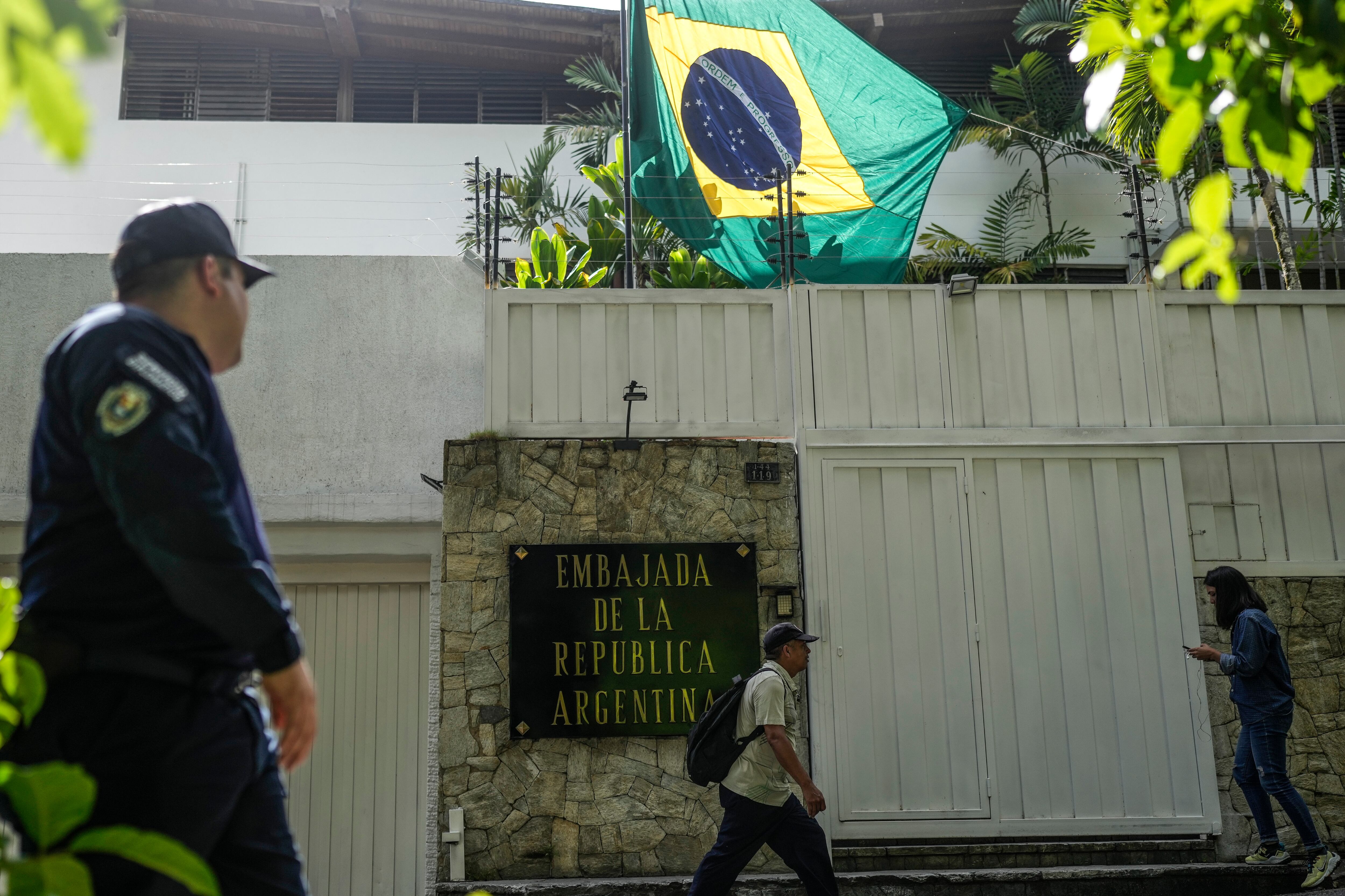 La bandera de Brasil ondea en la embajada de Argentina en Caracas, Venezuela, 