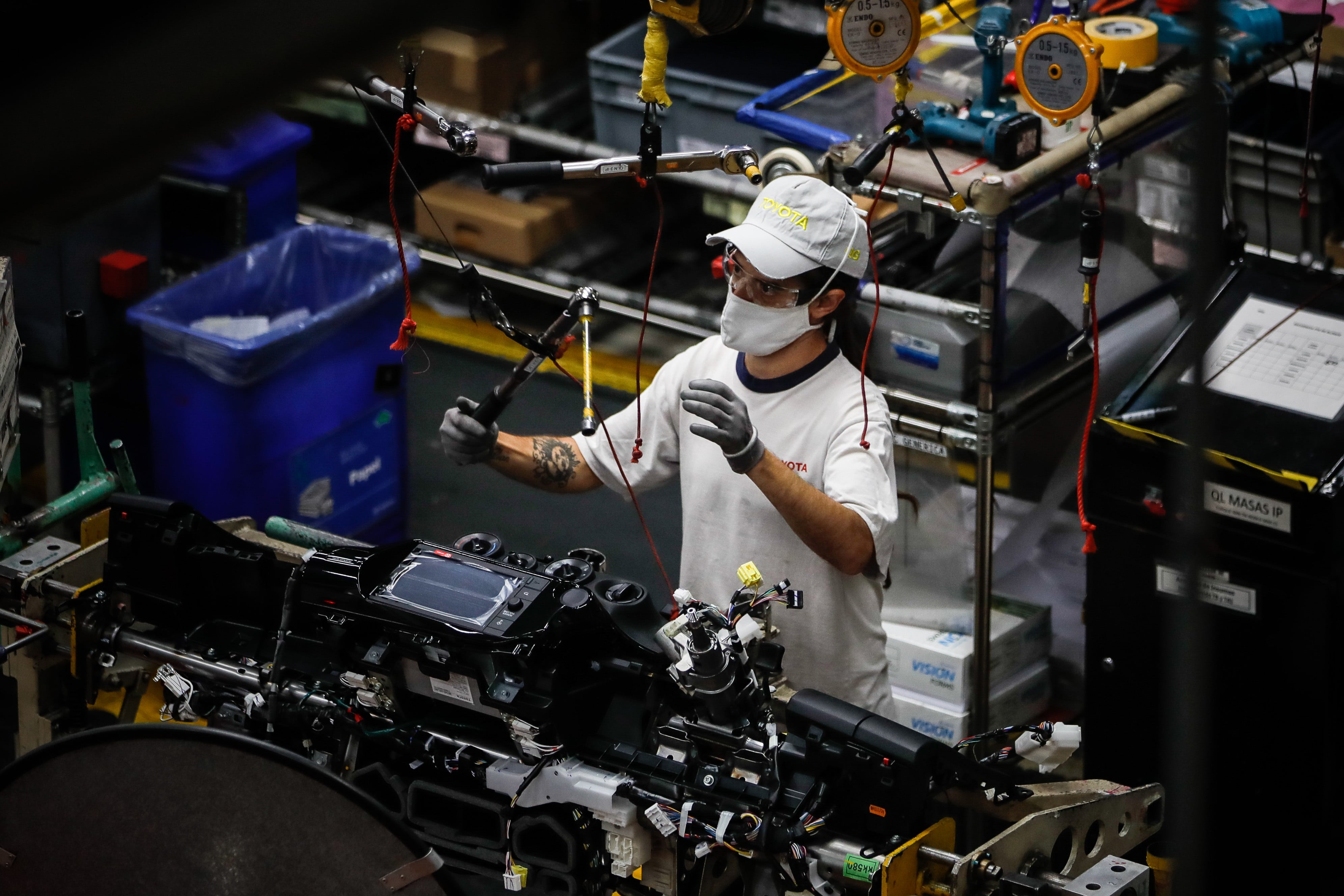 La Unión Industrial de Argentina (UIA), la mayor entidad patronal del país, advirtió este martes de que la actividad industrial permanece en caída y alertó por la pérdida de empleos en el sector industrial (EFE/ Juan Ignacio Roncoroni)
