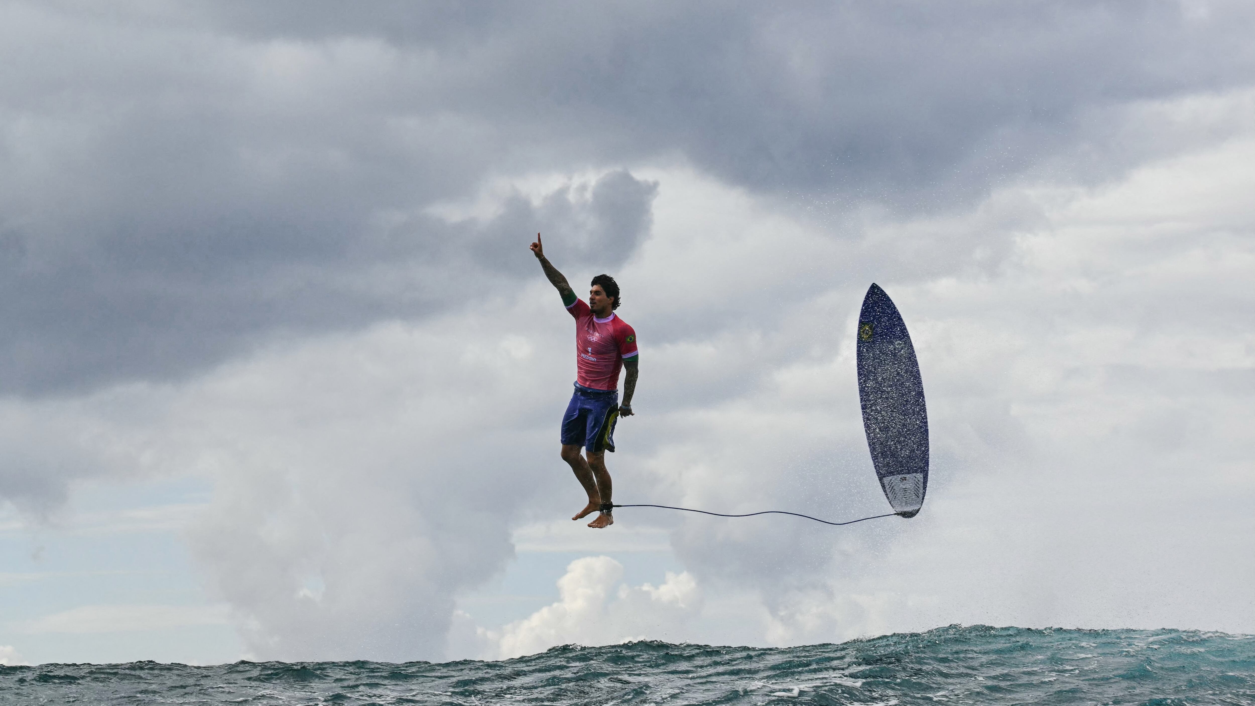 La fotografía del brasileño Gabriel Medina tras dominar la mejor ola en la historia de los  Juegos Olímpicos