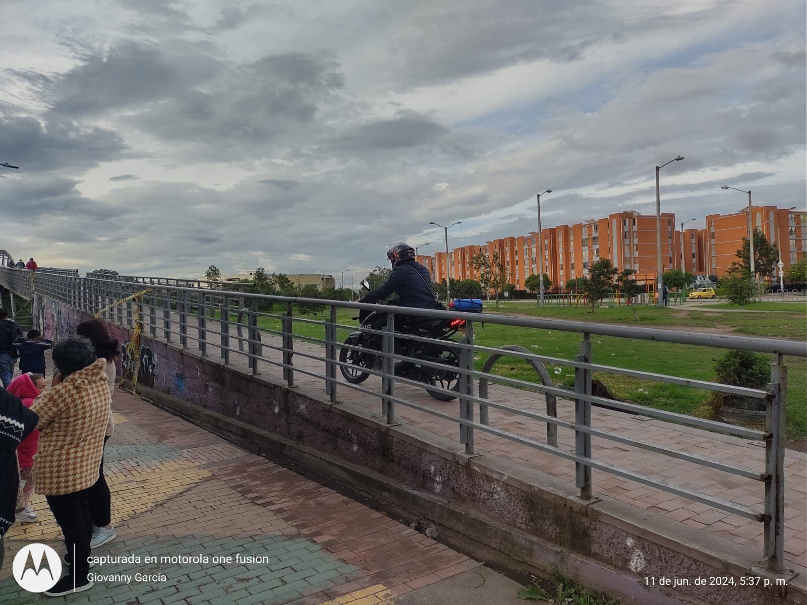 Los residentes han denunciado repetidamente las peligrosas condiciones del puente sobre el río Tunjuelo y la falta de acción de las autoridades - crédito Bosa B7