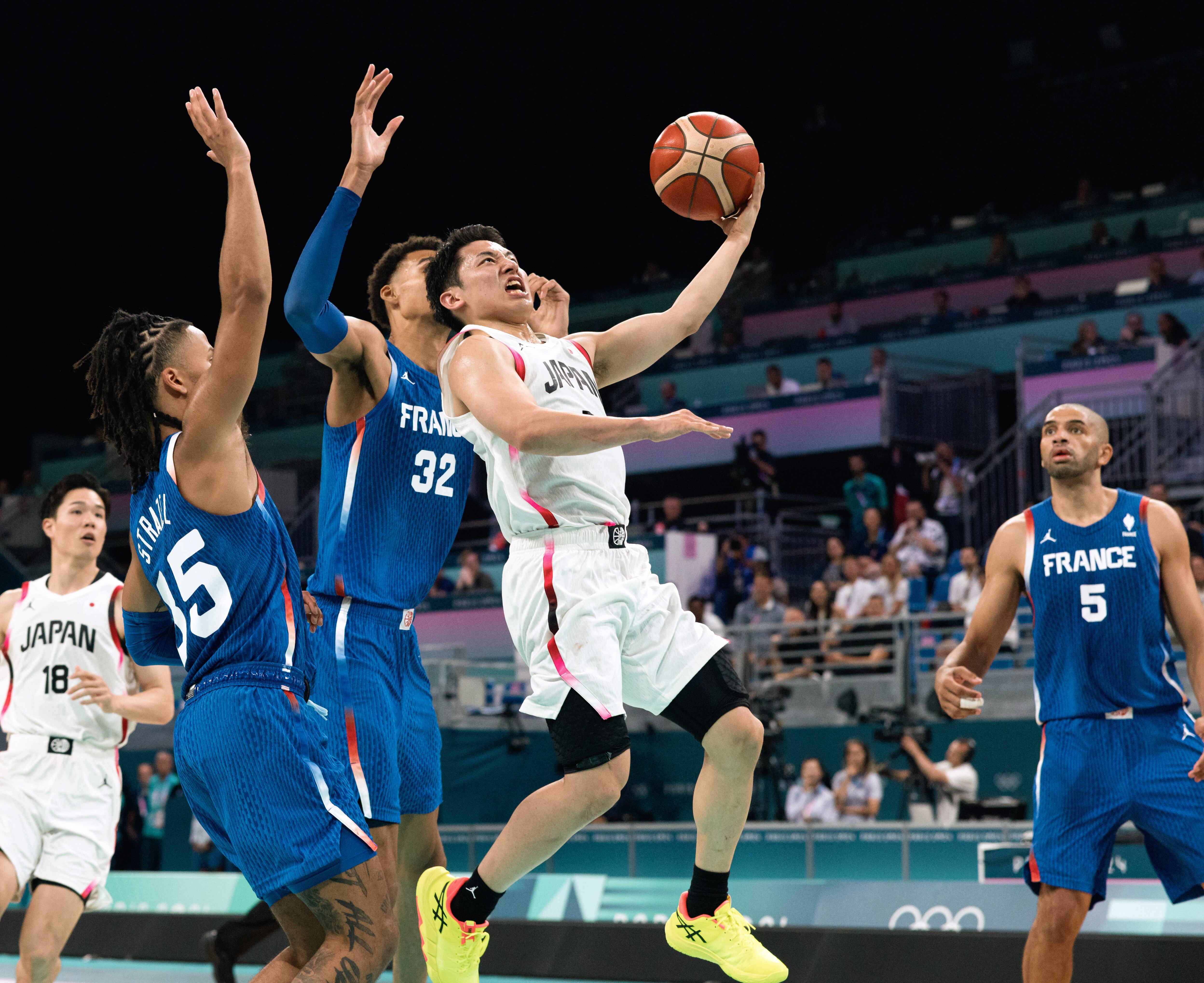 El japonés Yuki Kawamura en acción ante el francés Wembanyama en el Pierre Mauroy Stadium en Villeneuve-d'Ascq, Francia (EFE/EPA/ALEX PLAVEVSKI) 