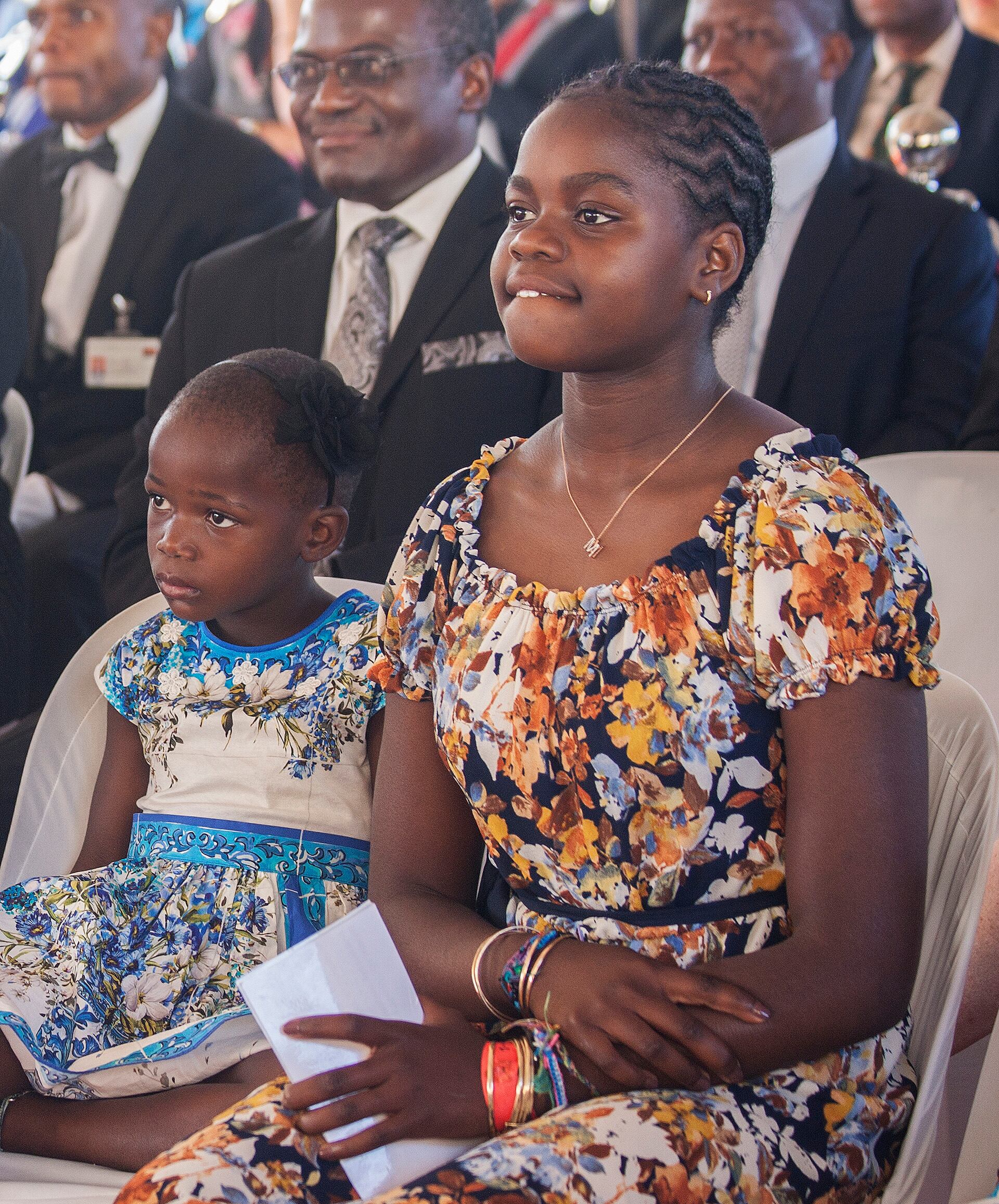 Mercy James y una de sus hermanas mellizas en Malawi (AFP PHOTO / AMOS GUMULIRA)