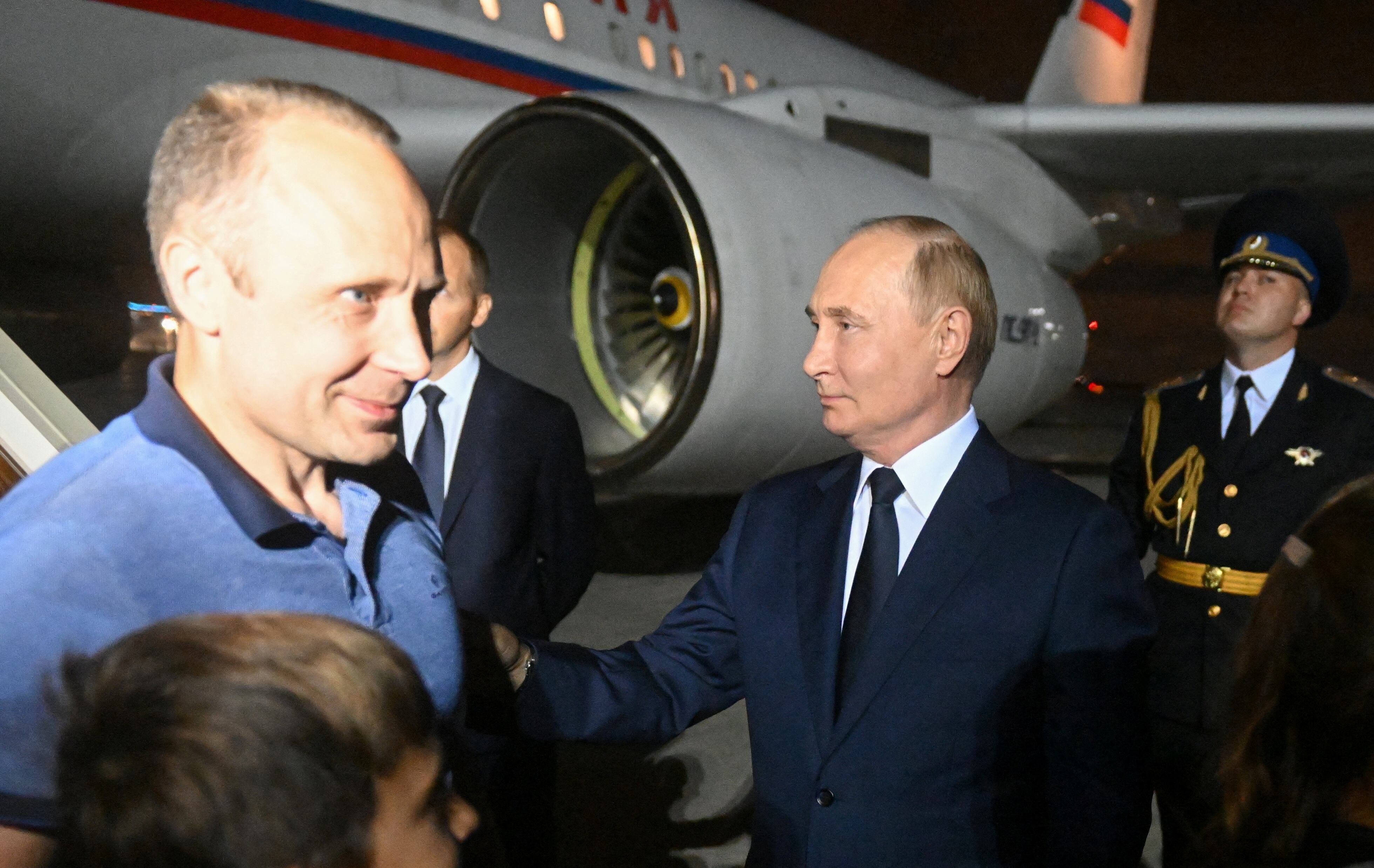 Artyom Dultsev, a su llegada a Moscú. Putin participó de una ceremonia de bienvenida a los espías en el aeropuerto (Sputnik/Mikhail Voskresensky/via REUTERS)