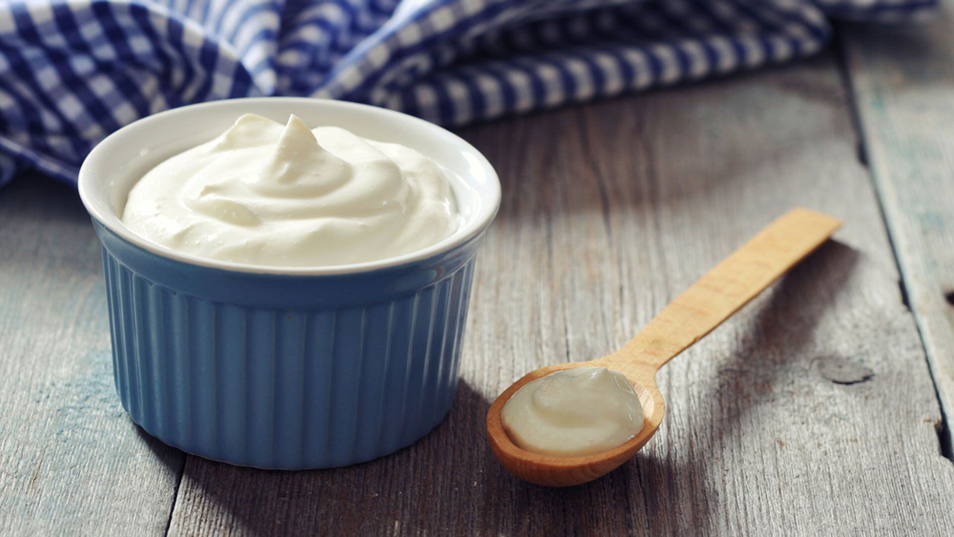 La relación entre el consumo de yogur y la reducción de la obesidad fue resaltada en un estudio que afirmó que el yogur podría ser clave para mejorar la dieta diaria, un alimento simple y tradicional que María Branyas Morera valoraba por sus beneficios para la salud