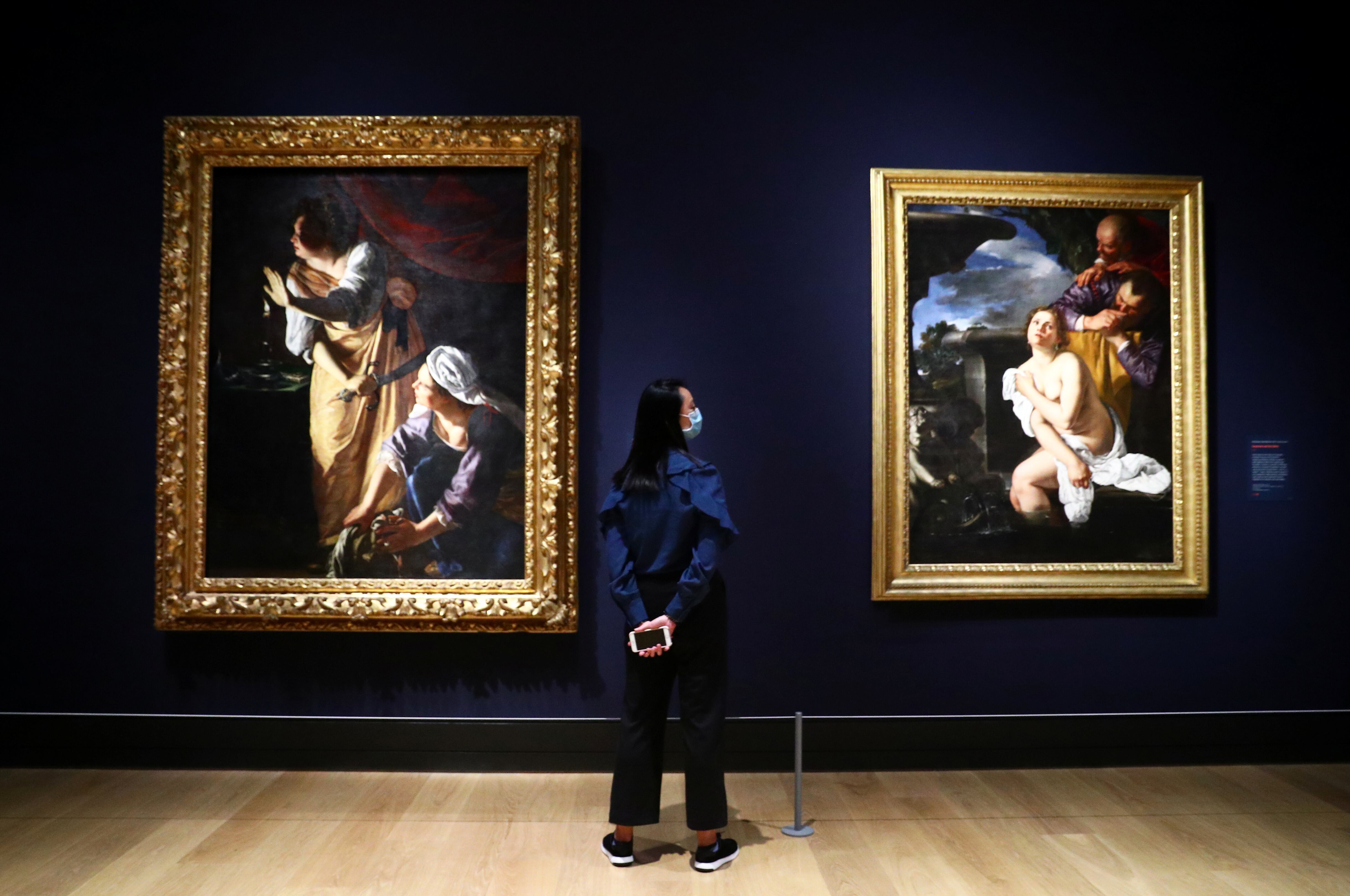 "Judith y su sirvienta con la cabeza de Holofernes" y "Susana y los ancianos", dos pinturas de Artemisia Gentileschi en la la exposición 'Artemisia' en la Galería Nacional de Londres, en 2020 (REUTERS/Hannah McKay)