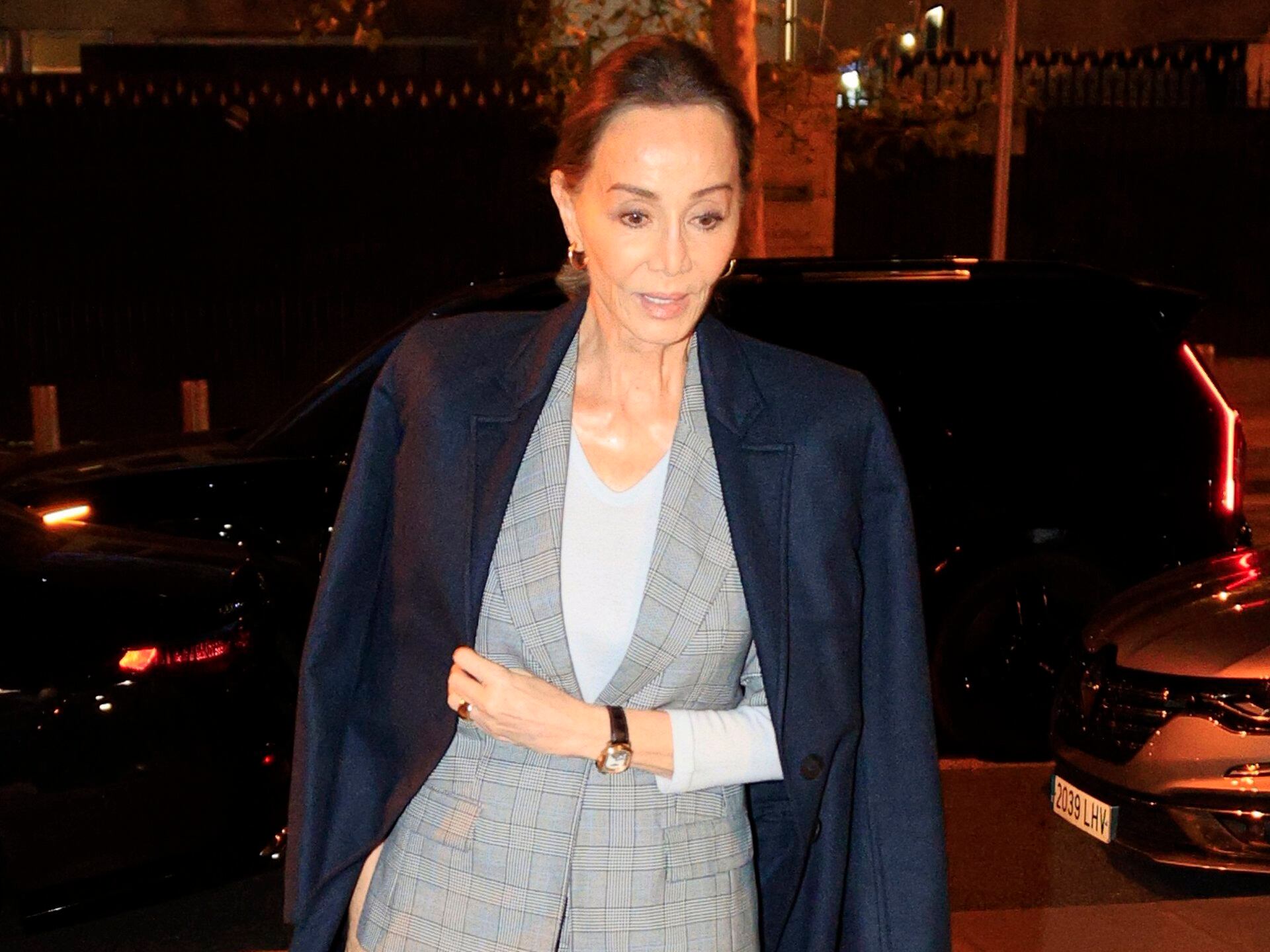 Isabel Preysler se pronuncia sobre las fotografías del Rey Juan Carlos con Bárbara Rey