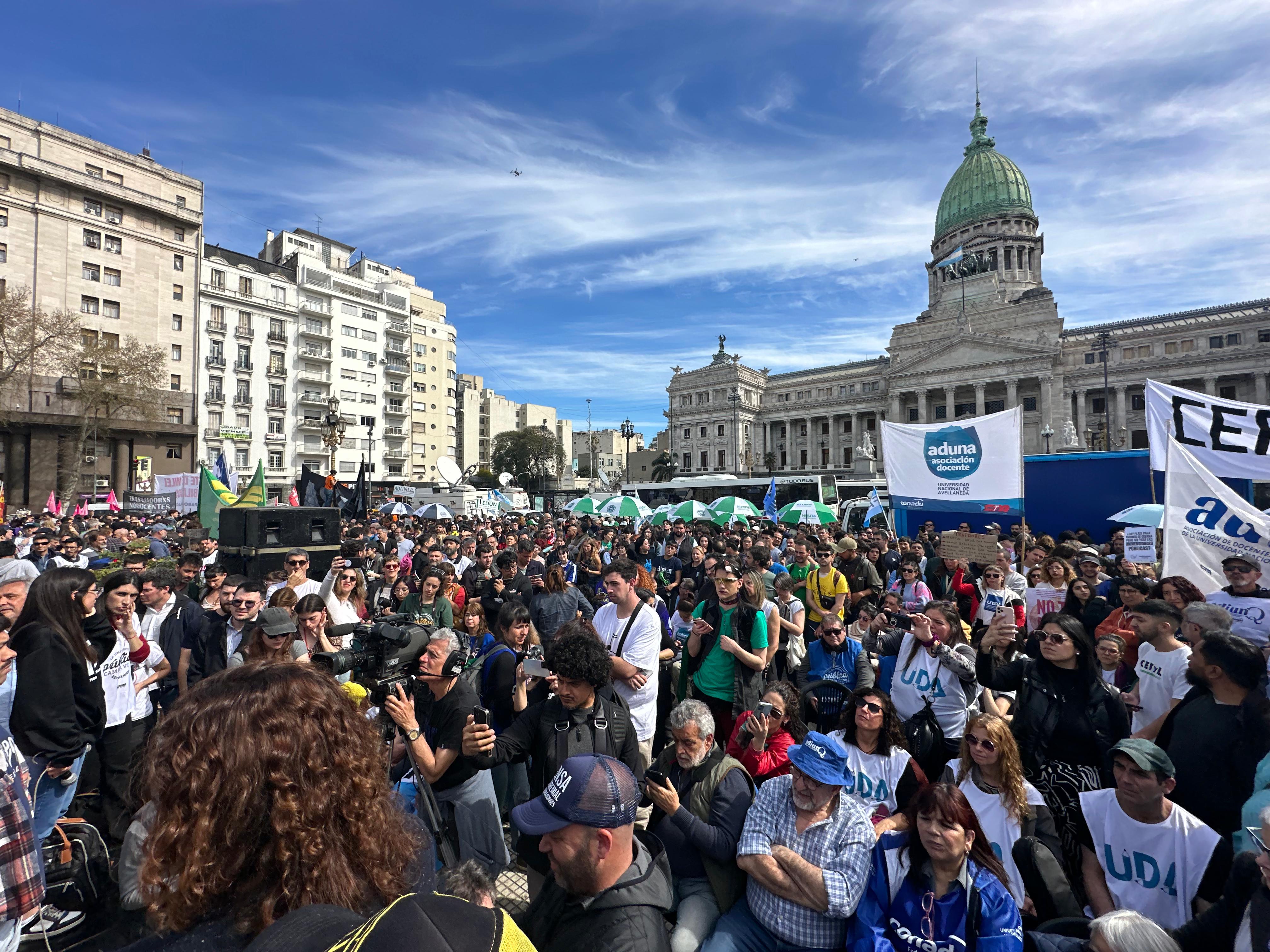 Plaza del Congreso - Debate en el senado de la ley de financiamiento universitario y la boleta única