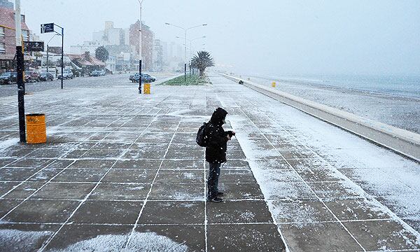 La nieve y el mar, unidos en Mar del Plata (Télam)