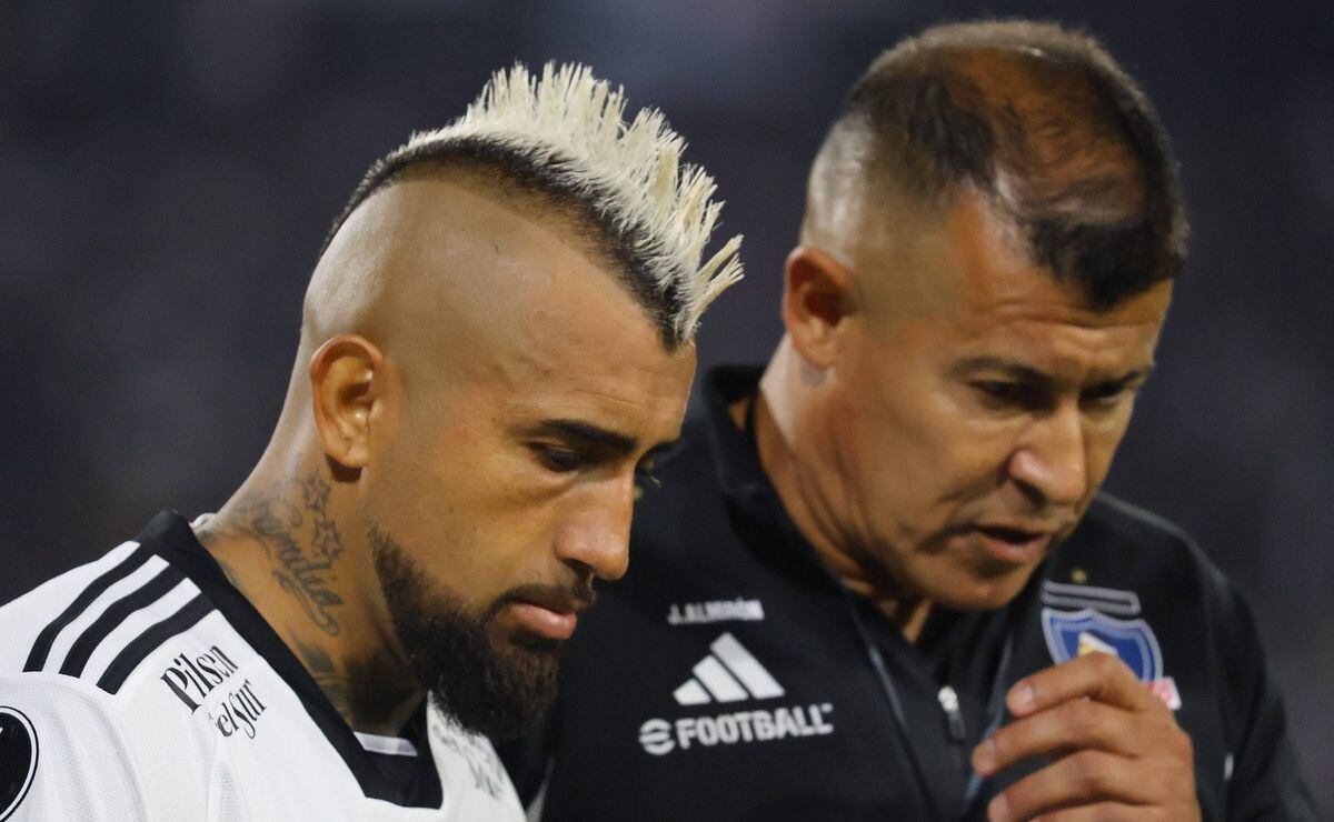 Arturo Vidal y Jorge Almirón llevan menos de seis meses compartiendo en el vestuario de Colo Colo.