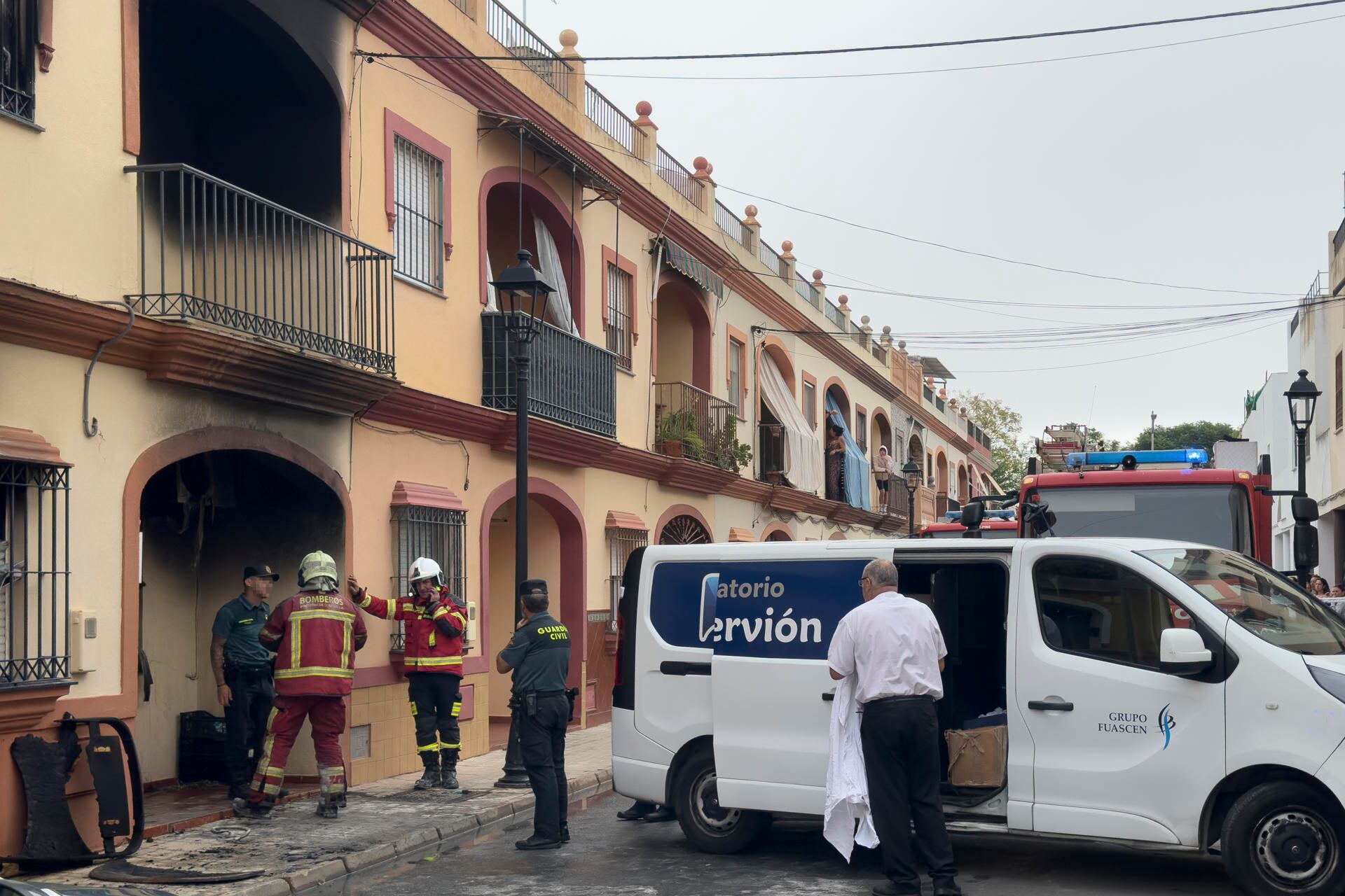 Imagen del incendio registrado este domingo en una vivienda de la localidad sevillana de Guillena, donde han muerto cuatro personas de una misma familia. (EFE/ David Arjona)