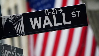 Los grandes bancos de Wall Street recalculan el superávit de Milei y hacen especulaciones con los tiempos de la salida del cepo