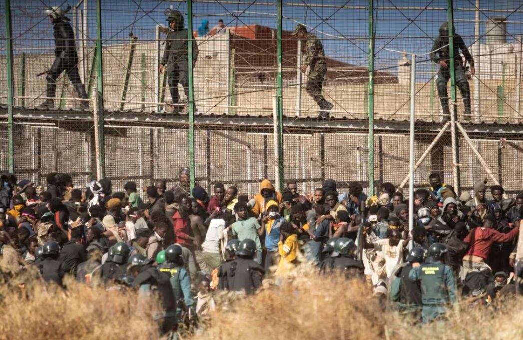 La Policía acordona una zona en la valla de Melilla después del intento de salto multitudinario el 24 de junio de 2022. (AP Foto/Javier Bernardo)