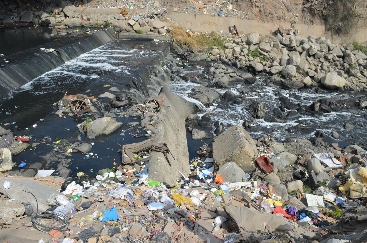 El río fue una vez un ecosistema rico, con especies como camarones y pejerreyes, pero ha sufrido cambios ecológicos significativos. (ANA)