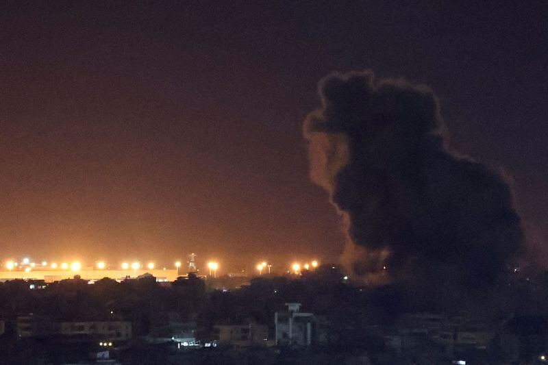 El humo se eleva sobre los suburbios del sur de Beirut después de un ataque, en medio de las hostilidades en curso entre Hezbolá y las fuerzas israelíes, visto desde Sin El Fil, Líbano. 2 de octubre de 2024. REUTERS/Amr Abdallah Dalsh