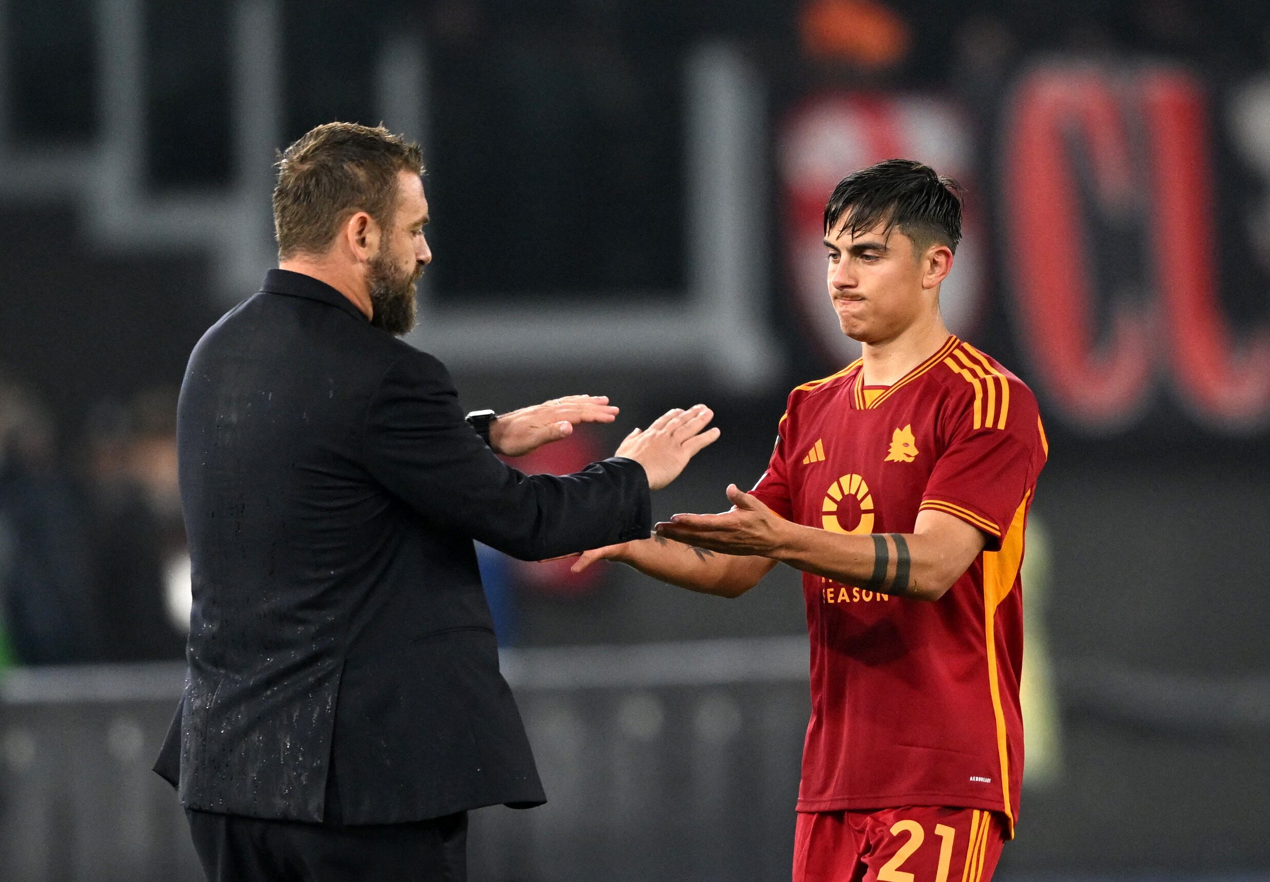 Paulo Dybala lamentó la salida de Daniele De Rossi de la Rima. Foto: REUTERS/Daniele Mascolo