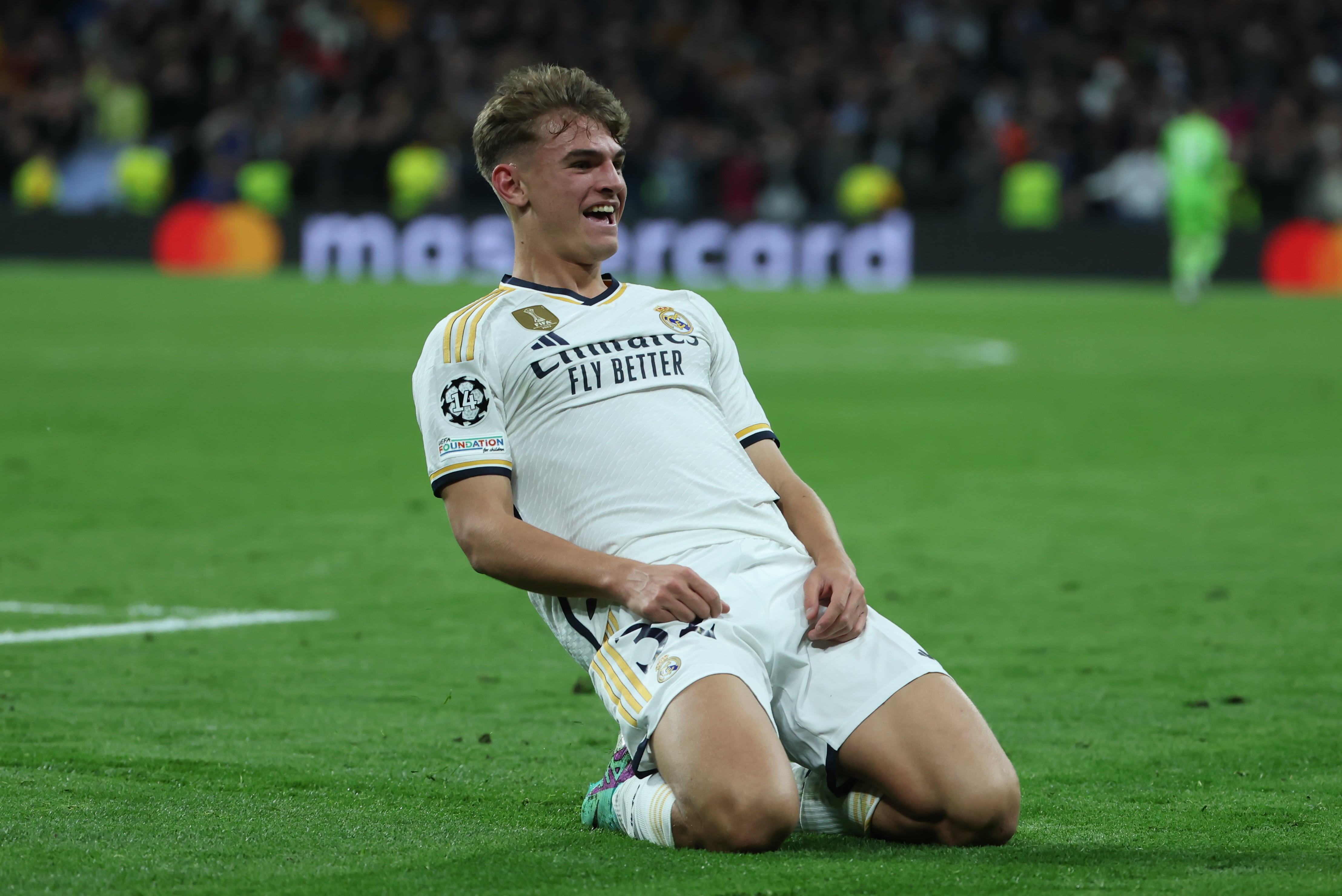 Fotografía de archivo, tomada el pasado 29 de noviembre, en la que se registró al centrocampista del Real Madrid Nico Paz al celebrar un gol que le anotó al Nápoles, durante un partido de la fase de grupos de la Liga de Campeones, en el estadio Santiago Bernabeu, en Madrid (España). EFE/Kiko Huesca. 