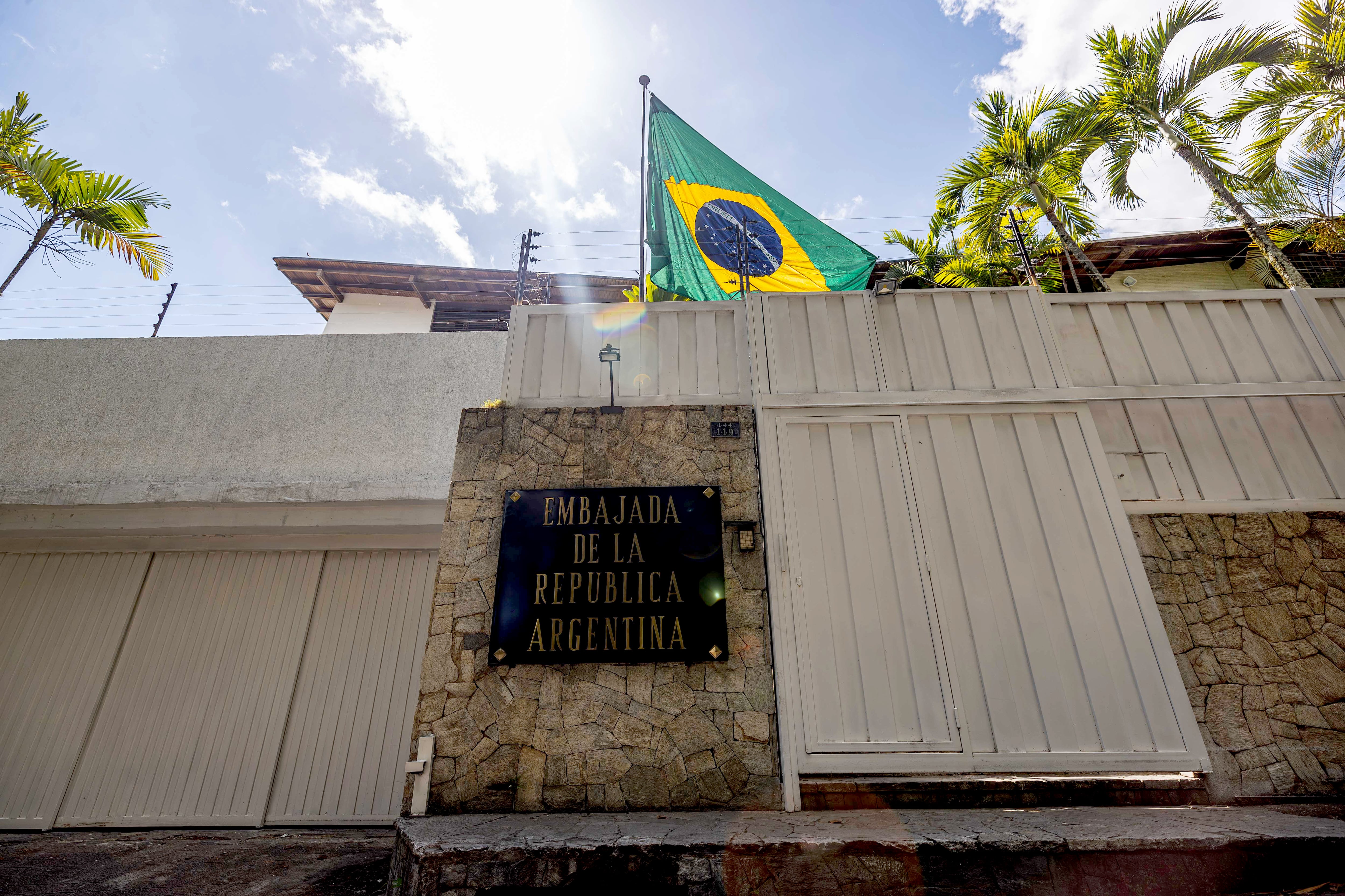 La embajada de Argentina en Venezuela bajo custodia de Brasil