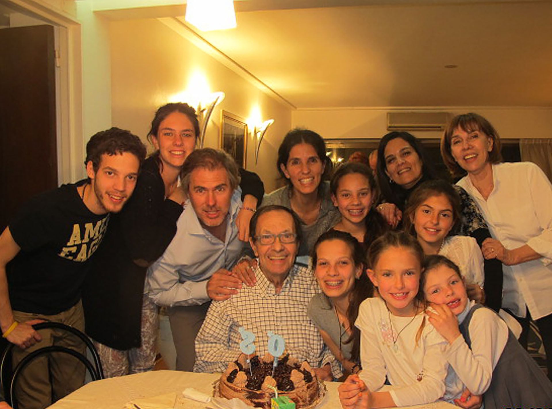 Guillermo Bredeston junto a su familia en su cumpleaños número 80