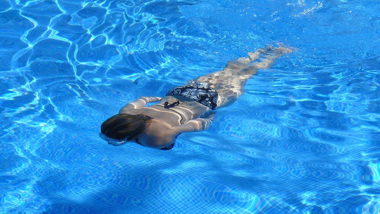 Mujer nadando en la piscina (Pixabay)